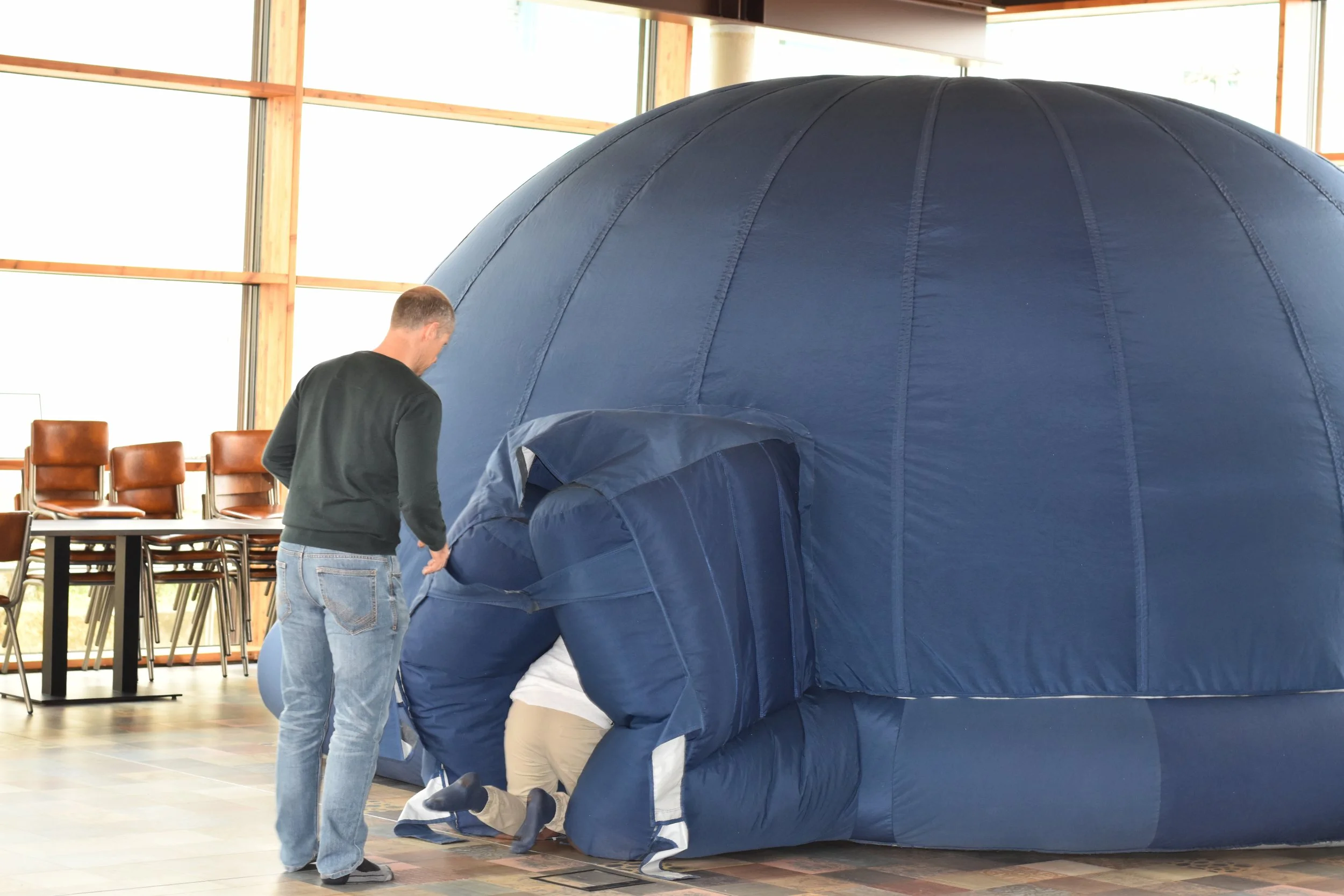 Mobiles Planetarium Sessenbach verzaubert 5.-Klässler