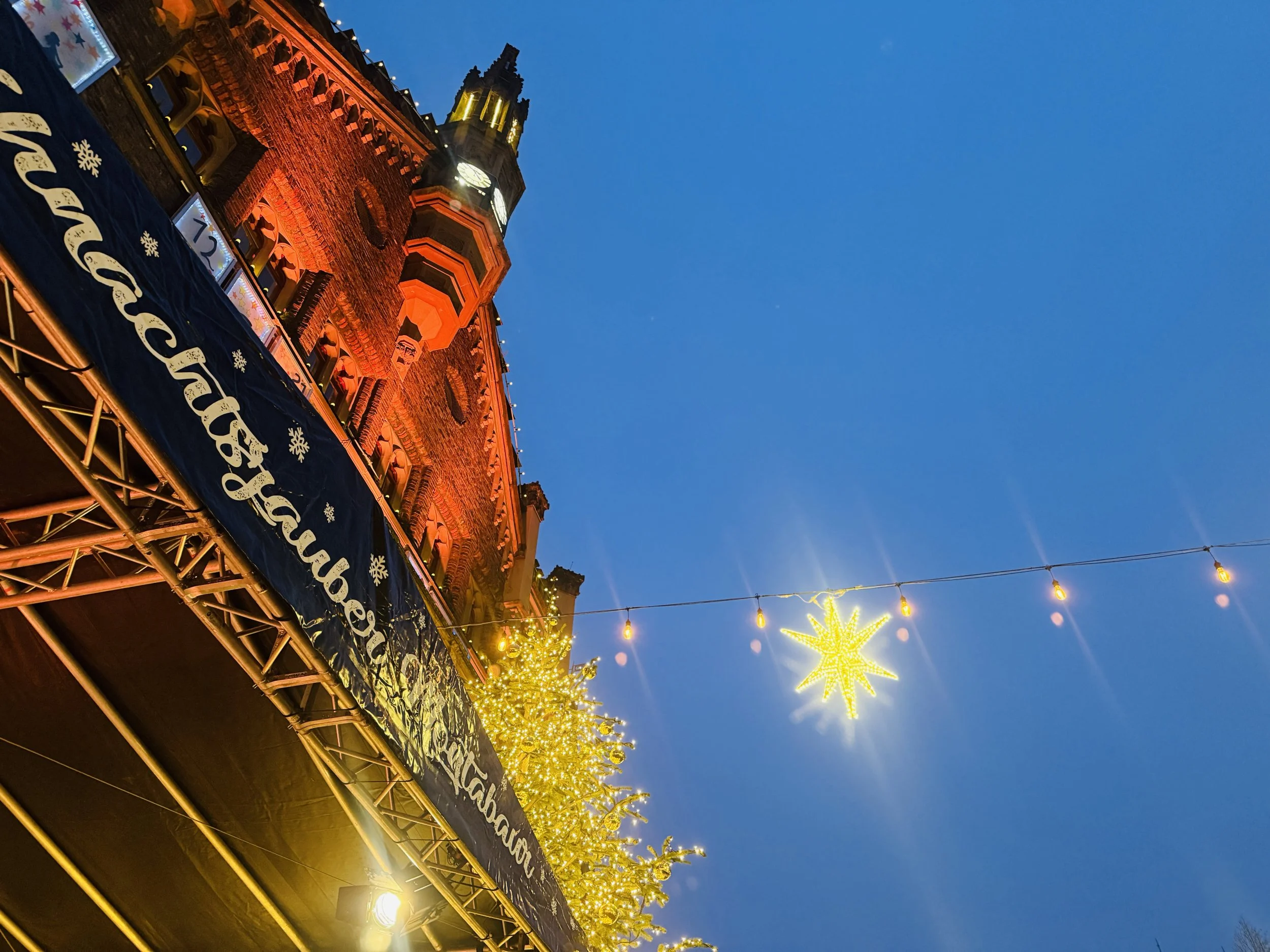 20251213 Adventsfenster Rathaus (1).JPG