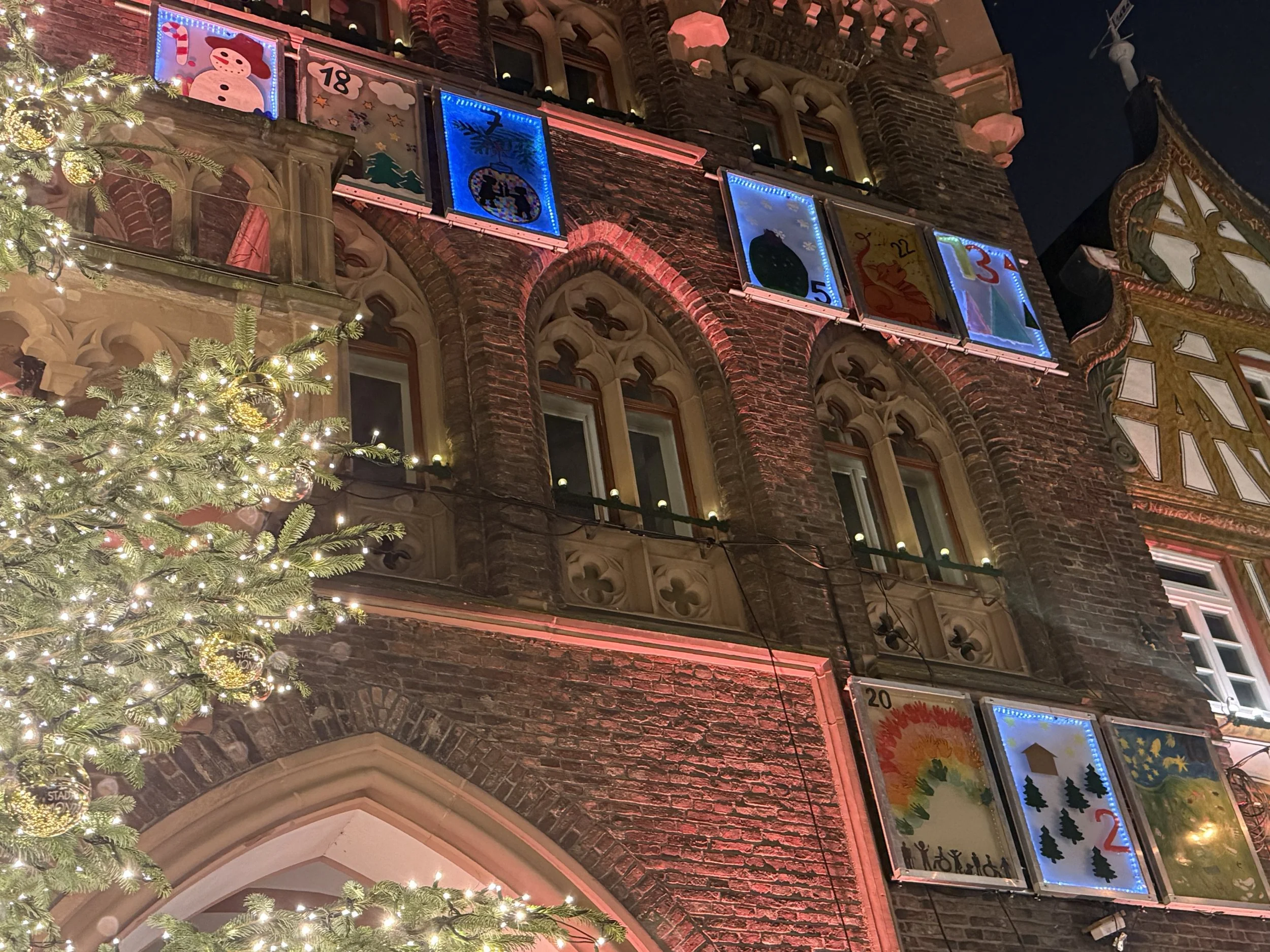 Schülerinnen und Schüler der Heinrich-Roth-Realschule plus verbreiten Vorweihnachtsstimmung auf dem Weihnachtsmarkt in Montabaur