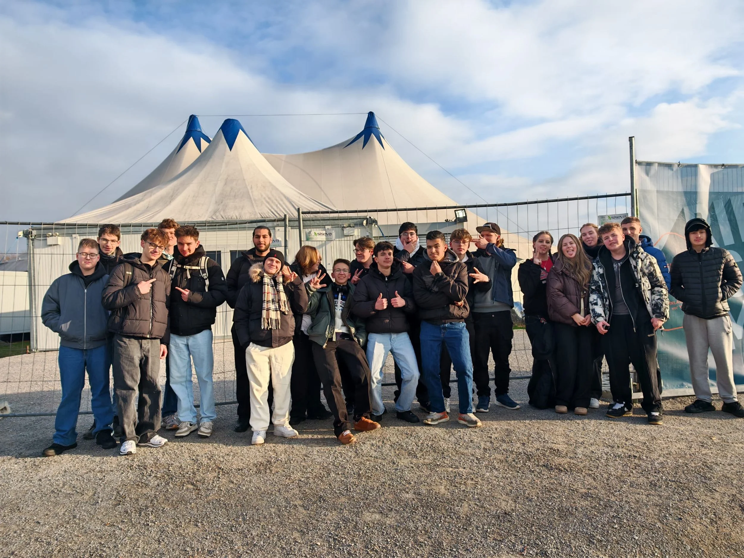 Theaterbesuch der Klasse 10c – „Mutter Courage und ihre Kinder“ im Theaterzelt Koblenz