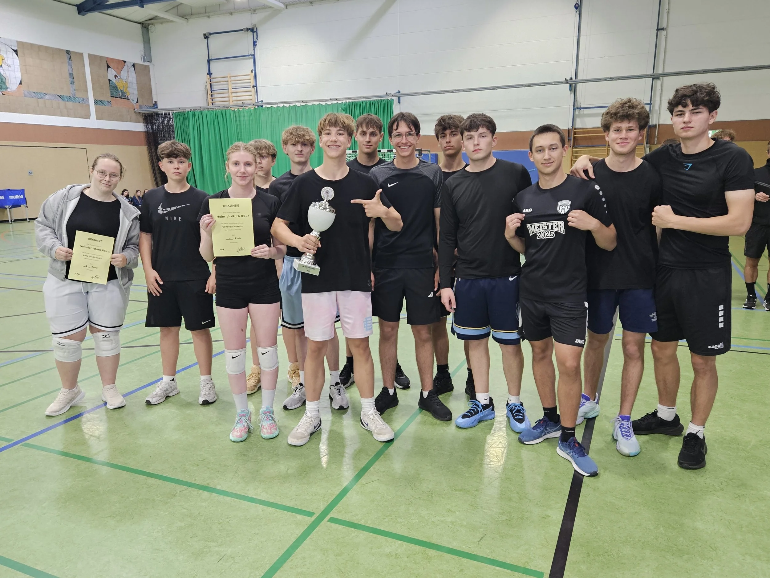 Volleyballturnier der Abschlussklassen in Wirges: Heinrich-Roth-Realschule plus holt den Wanderpokal