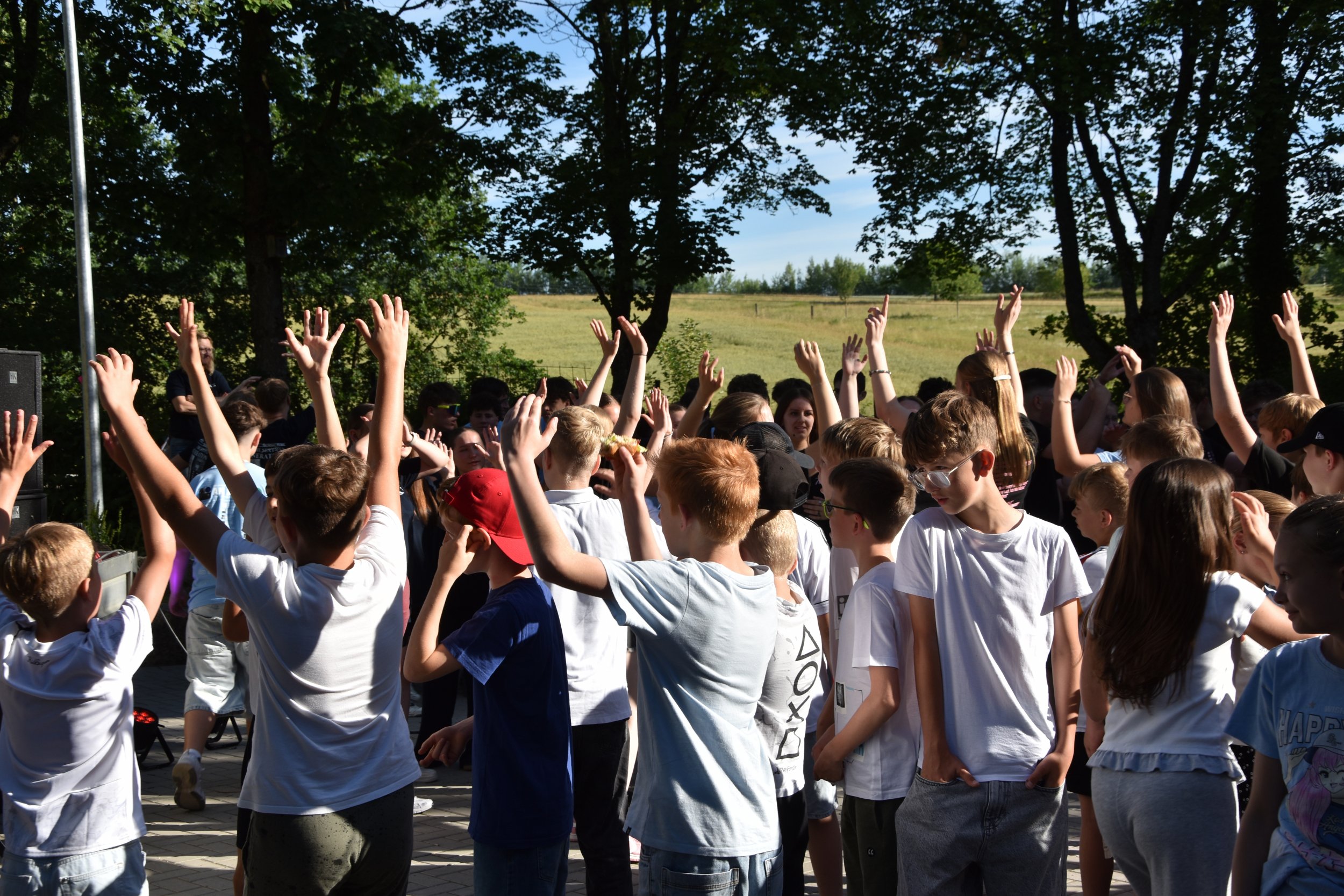 Abschlussklassen 9d, 10a, 10b und 10c stürmen „ihre“ Schule