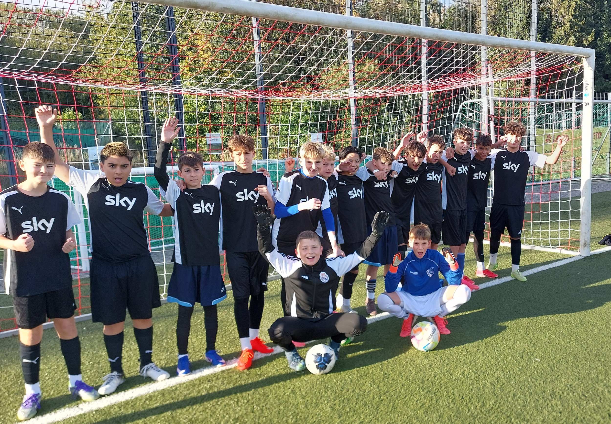 Das Bild zeigt die Spieler der Schulfußballmannschaft der Heinrich-Roth-Realschule plus.