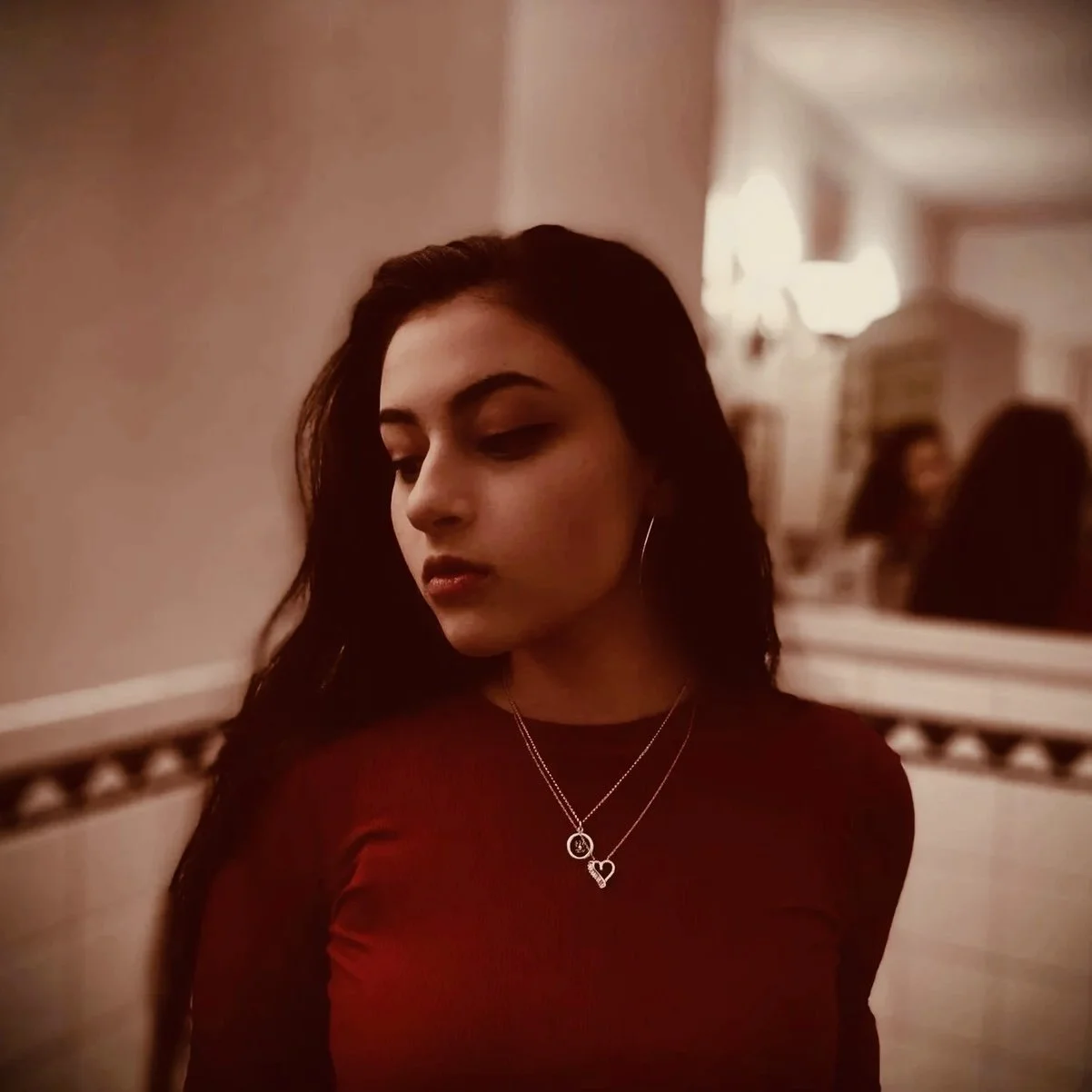 Fiona Glenn indie folk singer songwriter performing acoustic sad girl pop similar to Lana Del Rey, Birdy, and Aurora.