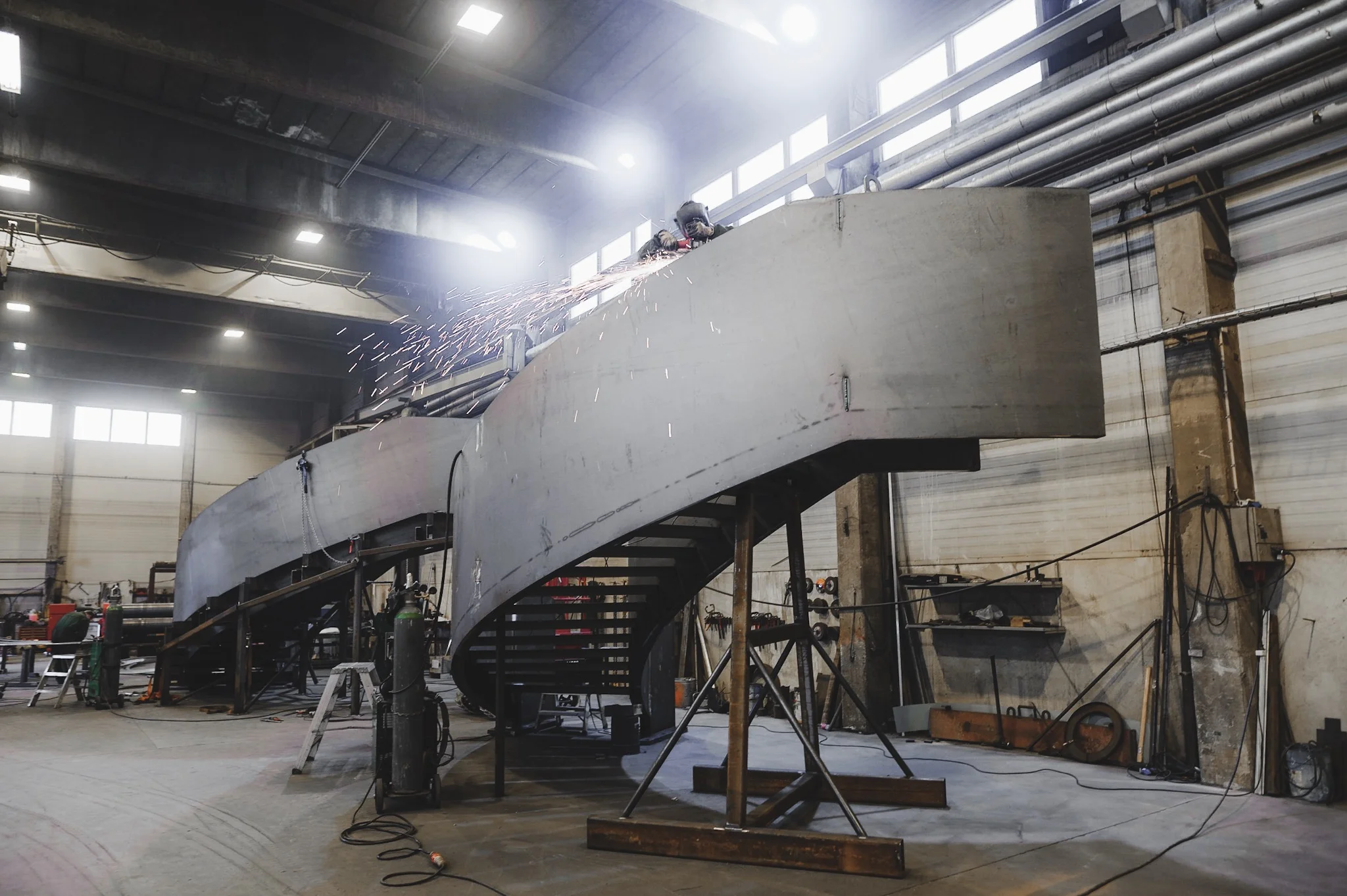 Helsingin uuteen Oodi-kirjastoon massiiviset kierteelle kaartuvat teräsportaat – ripustustangoilla kannatellaan kymmenen elefantin painon verran teräsrakennetta