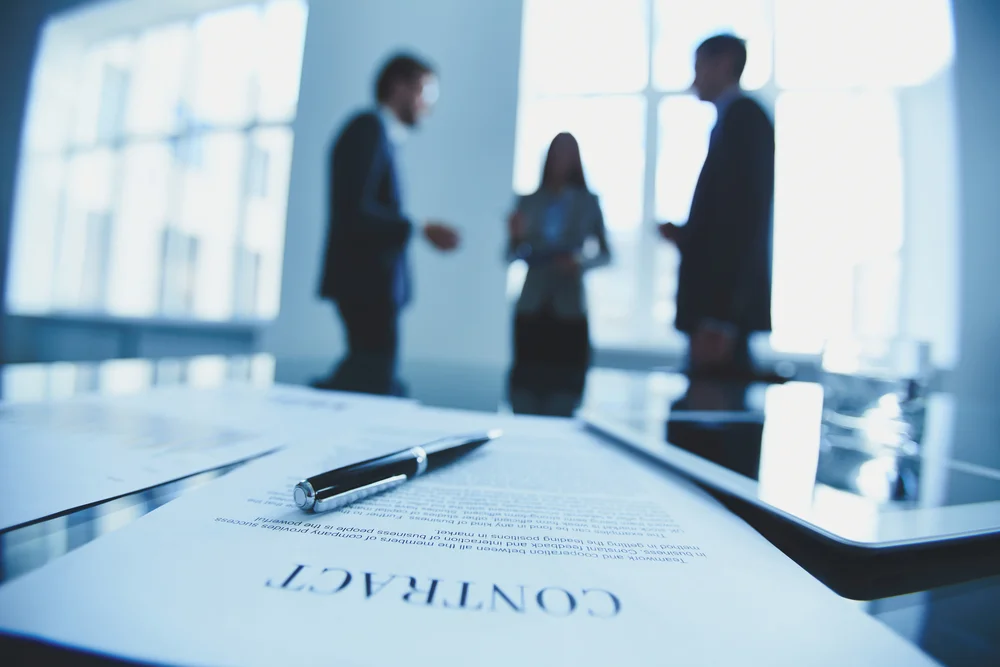 Contract_or_Full_Time_BLOG IMAGE.jpg