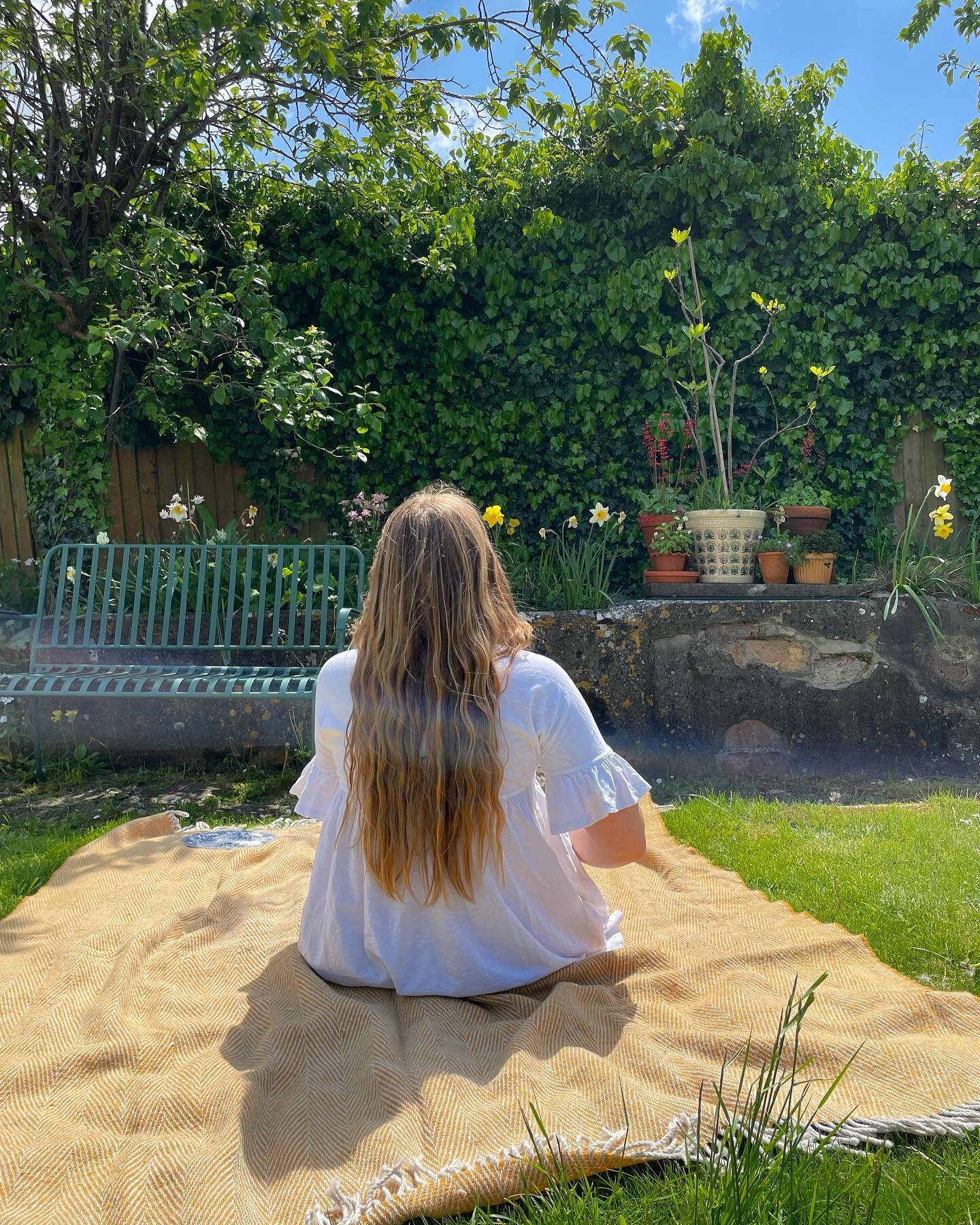 An afternoon of reading in the garden, with the books I bought that very morning, from my favourite bookshop. Particularly relevant after my beautiful week last week in Cornwall. 🌞I hope your Sunday is wonderful, slow and basked in sunshine.