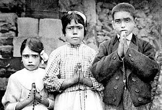 Hace 103 a&ntilde;os hoy, nuestra Se&ntilde;ora de F&aacute;tima se apareci&oacute; por primera vez a los ni&ntilde;os pastores. Y su mensaje para el mundo fue este: &iexcl;Recen el Rosario todos los d&iacute;as! .
103 years ago today, our Lady of Fa