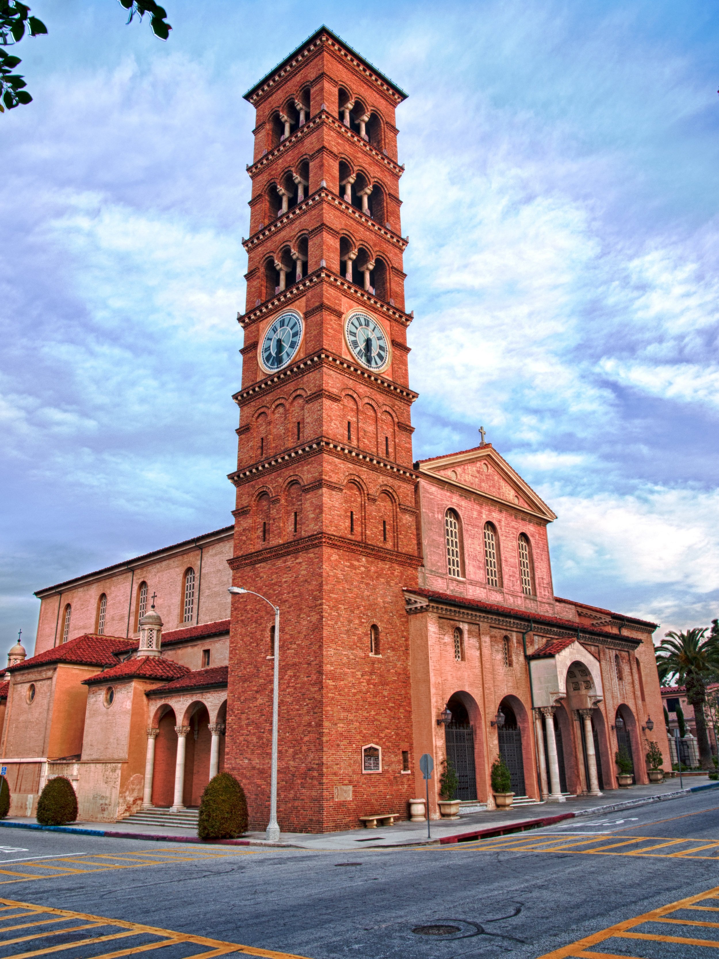  St. Andrew Roman Catholic Church, an architectural treasure, nurtures a diverse and welcoming community dedicated to connecting faith in Jesus Christ with service to others.&nbsp;  La Iglesia Católica Romana de San Andrés, un tesoro de arquitectura,