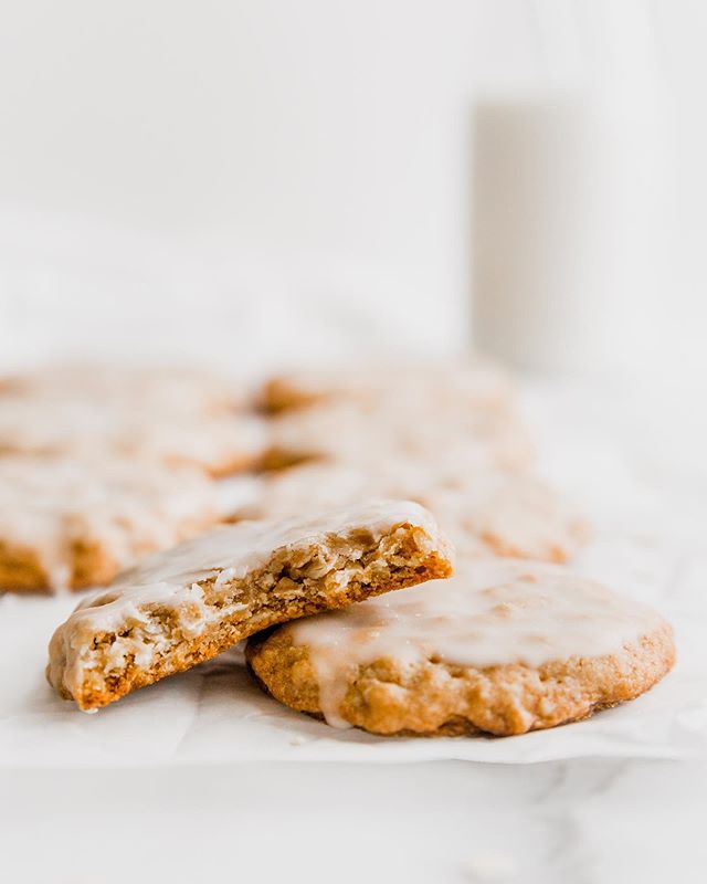 Unemployment makes it difficult to keep track of the days. Is it Wednesday? Thursday? Whatever day it is, let&rsquo;s just say deserves some cookies! 😜
&bull;
&bull;
&bull;
&bull;
&bull;
#oatmealcookies #feedfeed #bghfood #bakedfromscratch #todaybre