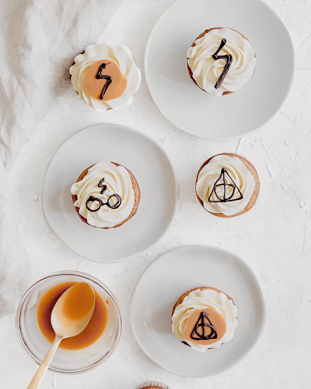 You&rsquo;re a wizard Harry! ⚡️👦🏻 Happee Birthdae to Harry Potter and the woman whose books have been making an impact on my life since age 11, JK Rowling. No better way to celebrate than with some butterbeer cupcakes!
&bull;
&bull;
&bull;
&bull;
&