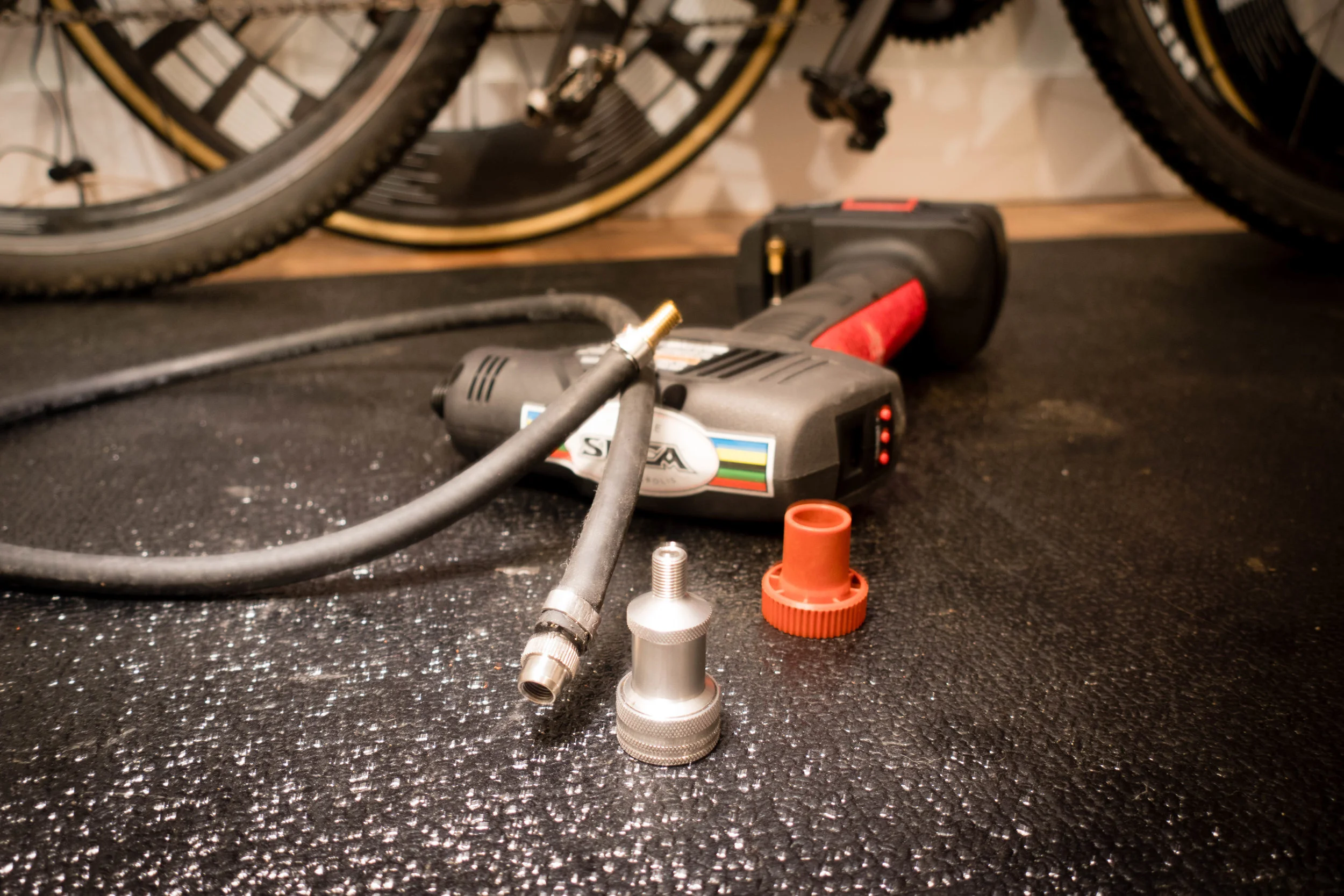 The schrader chuck barb is installed on the hose; and the Silca presta head threads into the chuck.