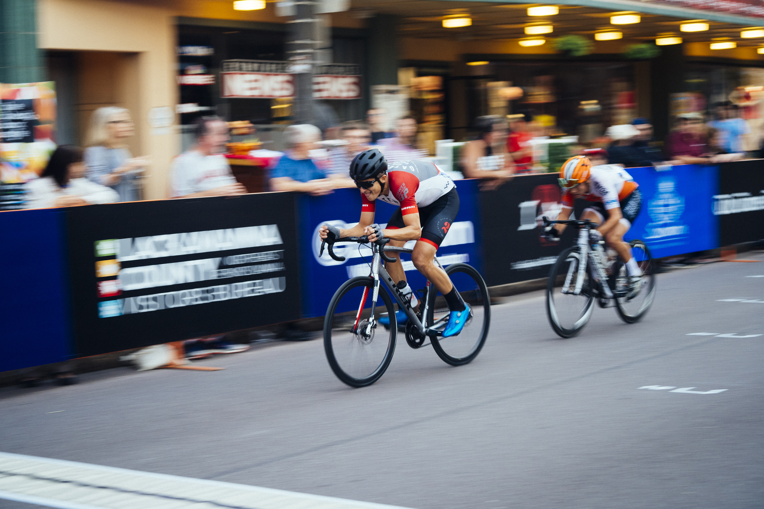  Bryan Gomez driving the winning move in the Pro Men's race 