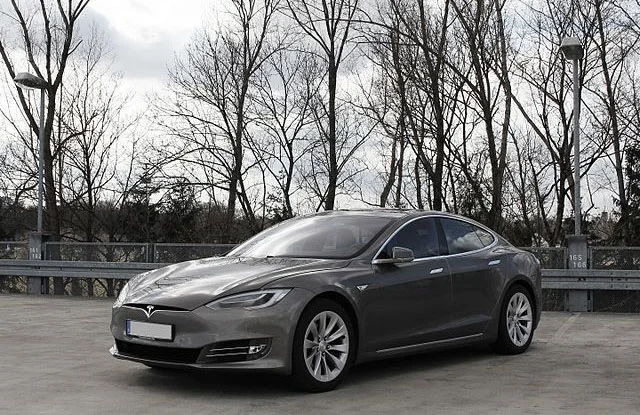 Tesla_Model_S_(Facelift_ab_04-2016).jpg