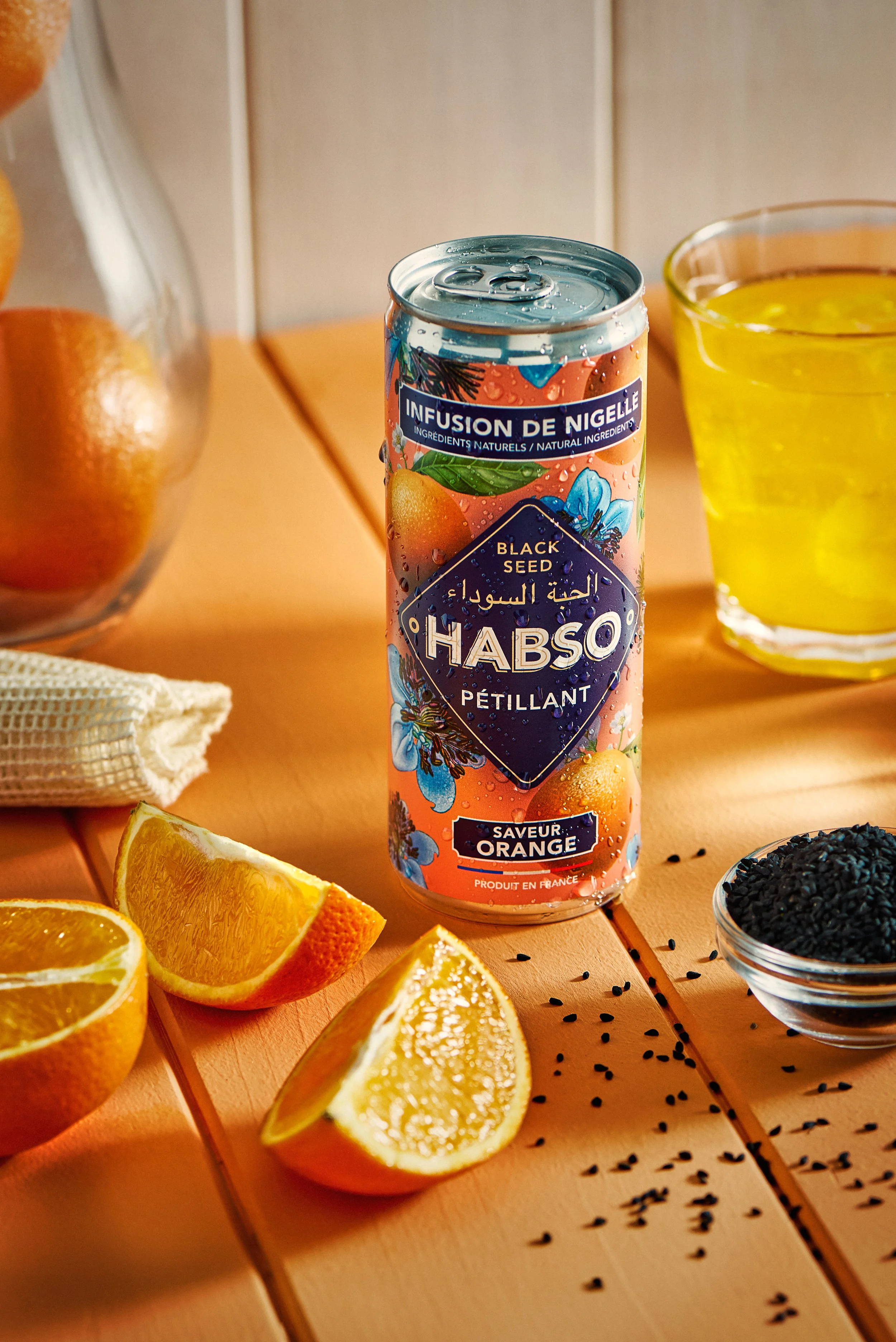 Habso Drinks canette saveur orange nature morte studio agrumes et nigelle — photographe still life boissons Paris Anaël Miantsoukina