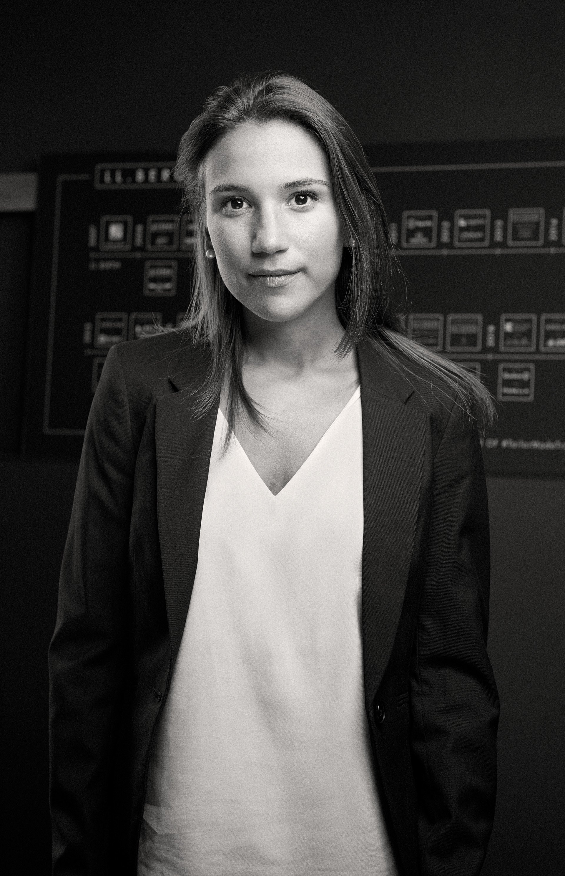 Portrait N&B avocat cabinet d'avocats d'affaires LL Berg Paris — Anaël Miantsoukina photographe corporate
