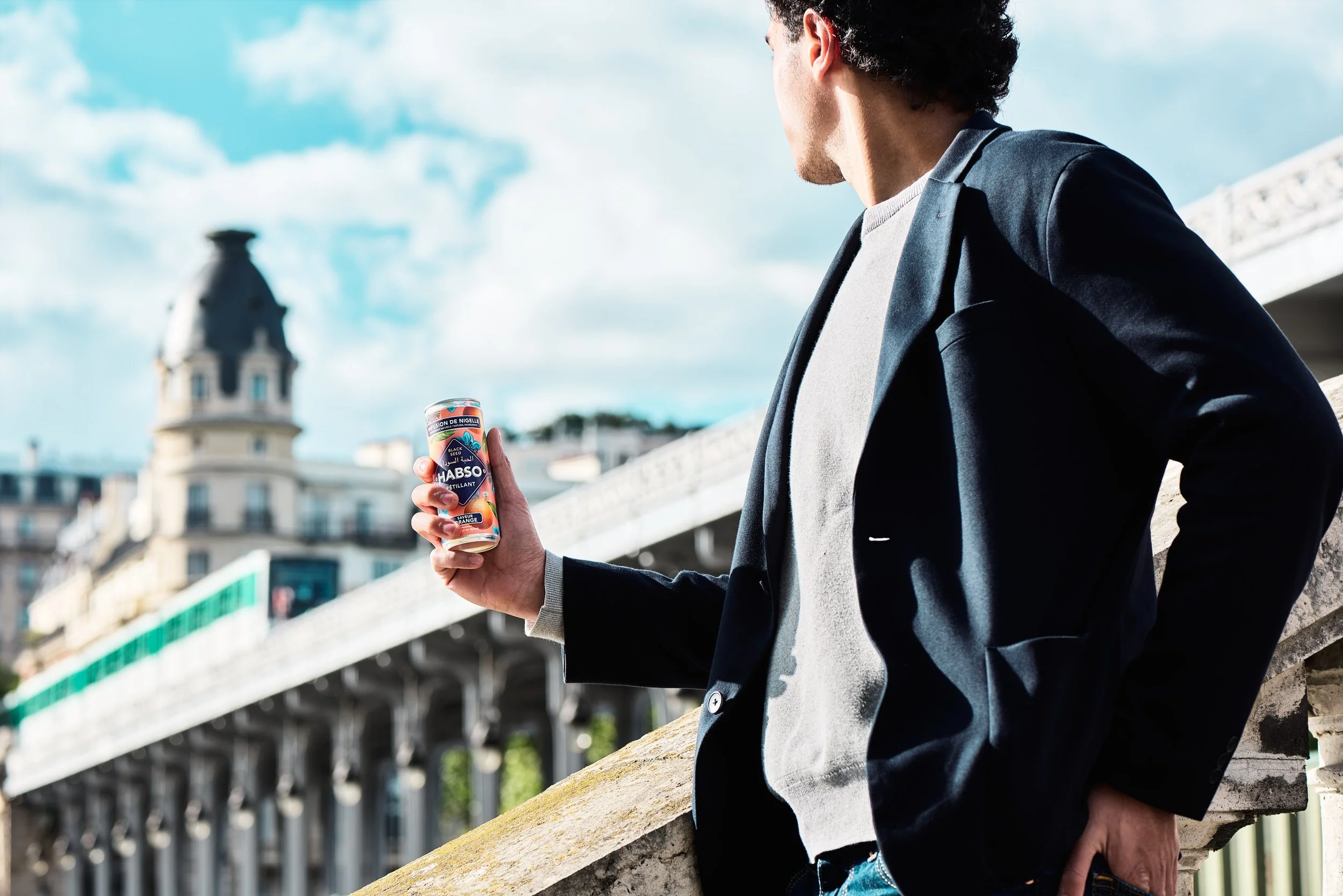 Habso Drinks lifestyle homme canette rue parisienne direction artistique — photographe boissons Paris Anaël Miantsoukina