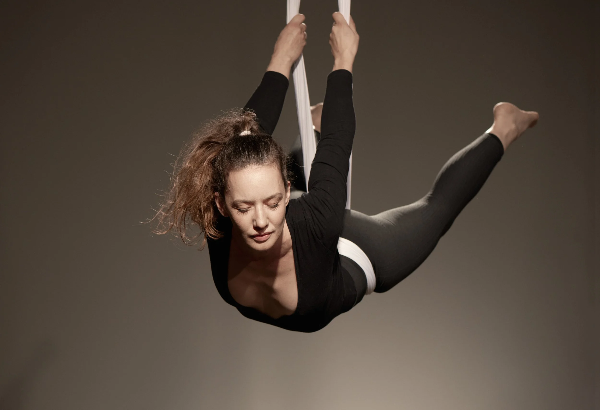 Florie Ravinet fly yoga aérien suspension événement Nike Paris — reportage photographe bien-être Anaël Miantsoukina