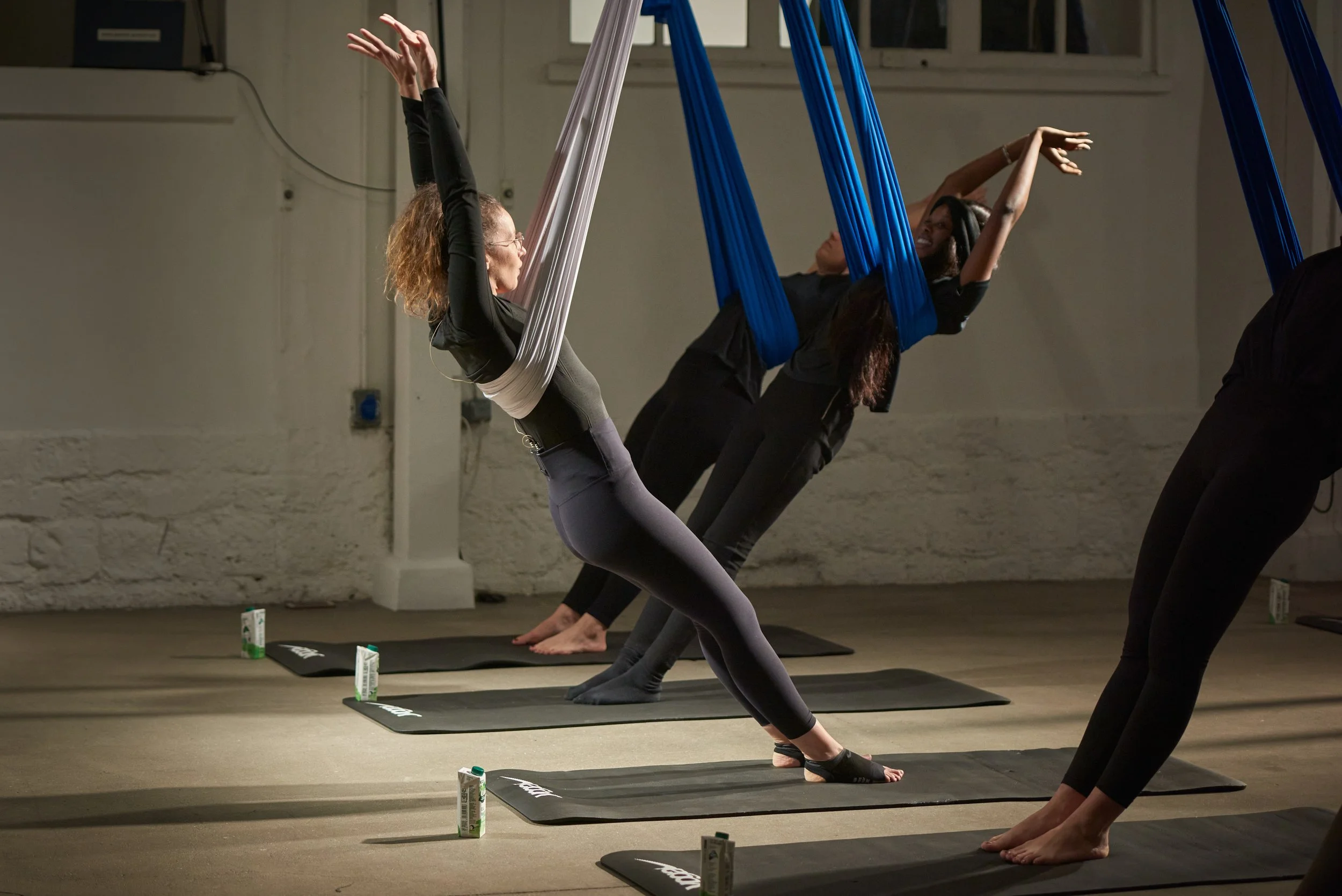 Cours collectif fly yoga aérien avec Florie Ravinet — événement Nike Paris — reportage photographe bien-être Anaël Miantsoukina