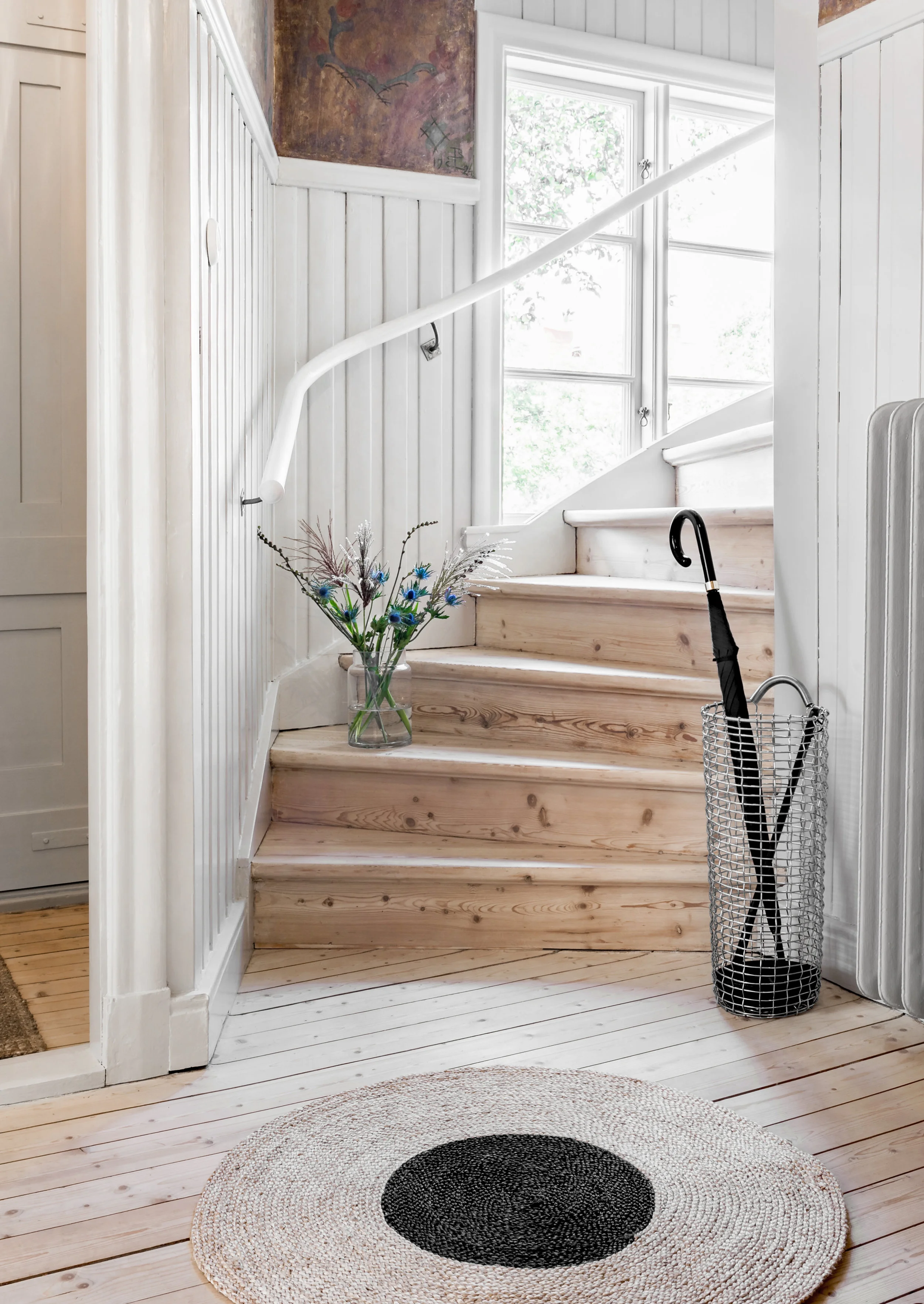 Hallway inspiration with Korbo Umbrella Bin