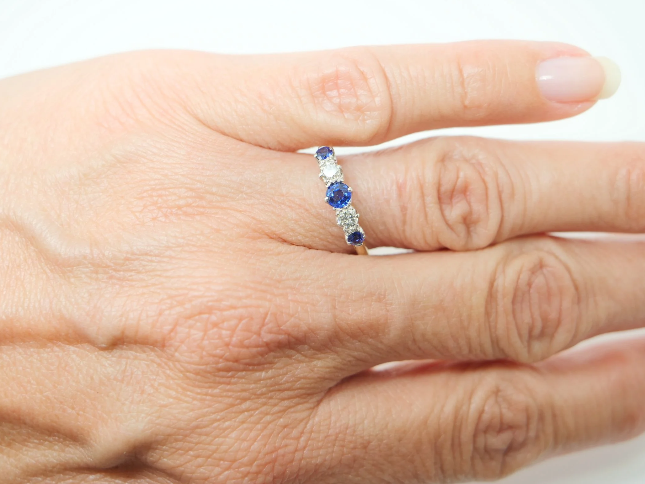 Very pretty vintage 18ct gold sapphire and diamond five-stone ring