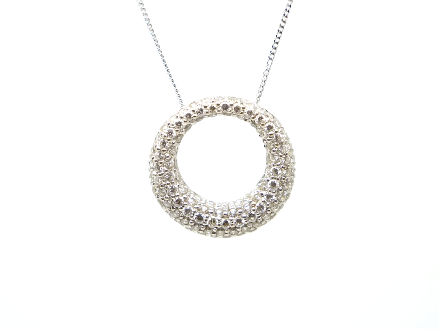 Stunning 18ct gold diamond pave set circular pendant and chain, set with 1.6ct diamonds, with an 17” 18ct gold chain.