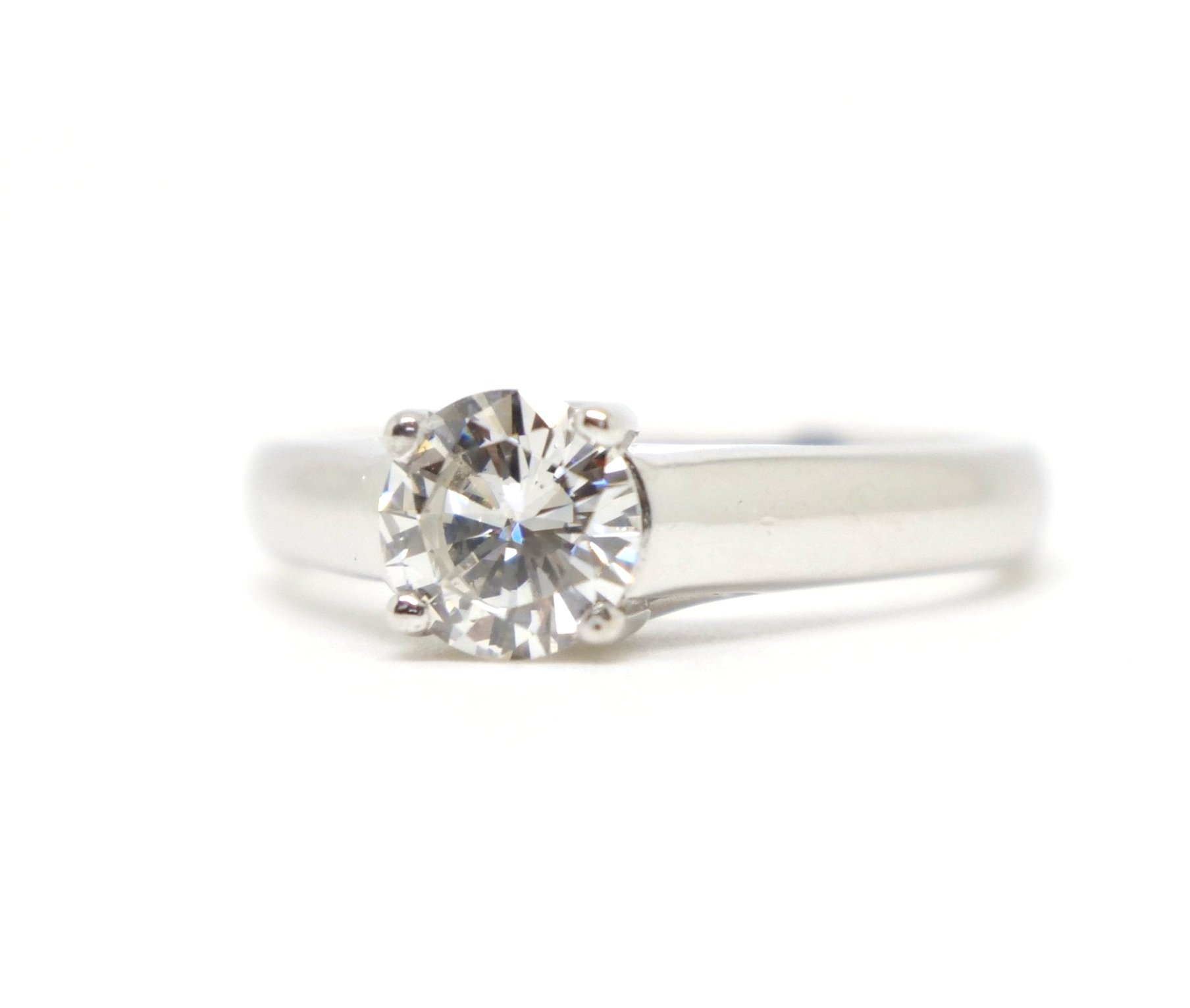 Stunning 18ct gold diamond solitaire ring, set with a beautiful brilliant cut diamond. Lovely unusual setting. Diamond weight approximately 0.93ct.