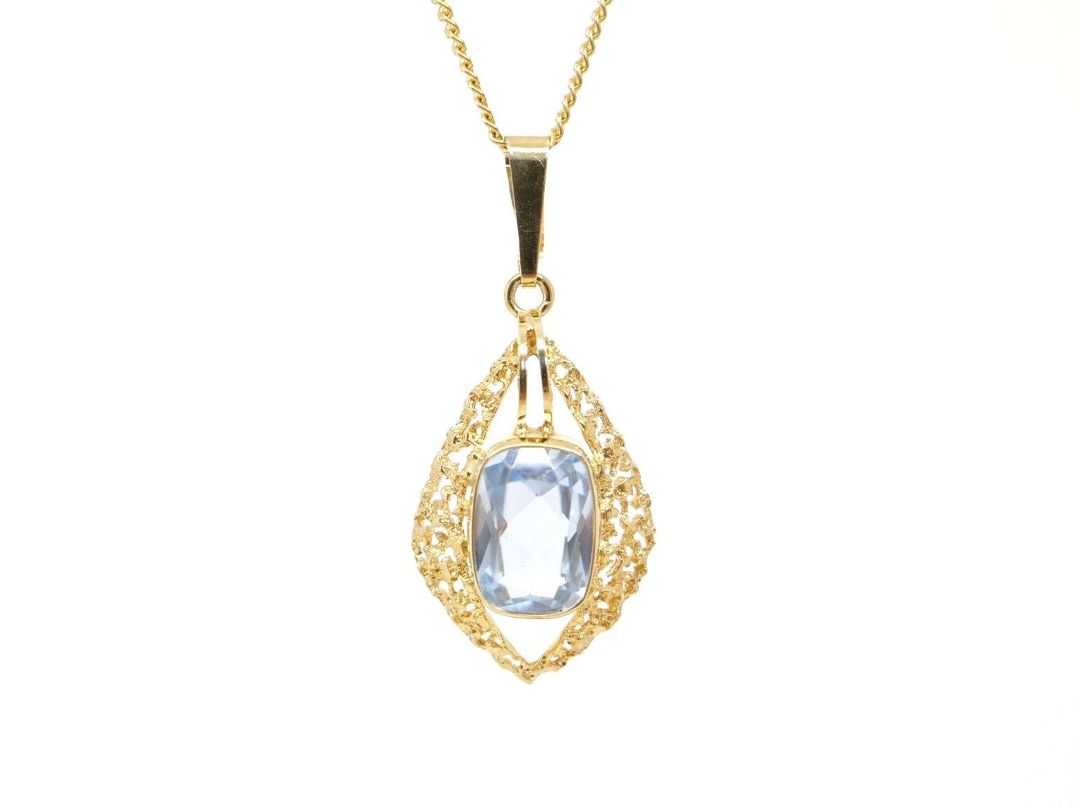 Lovely vintage 9ct gold blue topaz pendant and chain, set with a cushion cut blue topaz in a filigree gold design.
