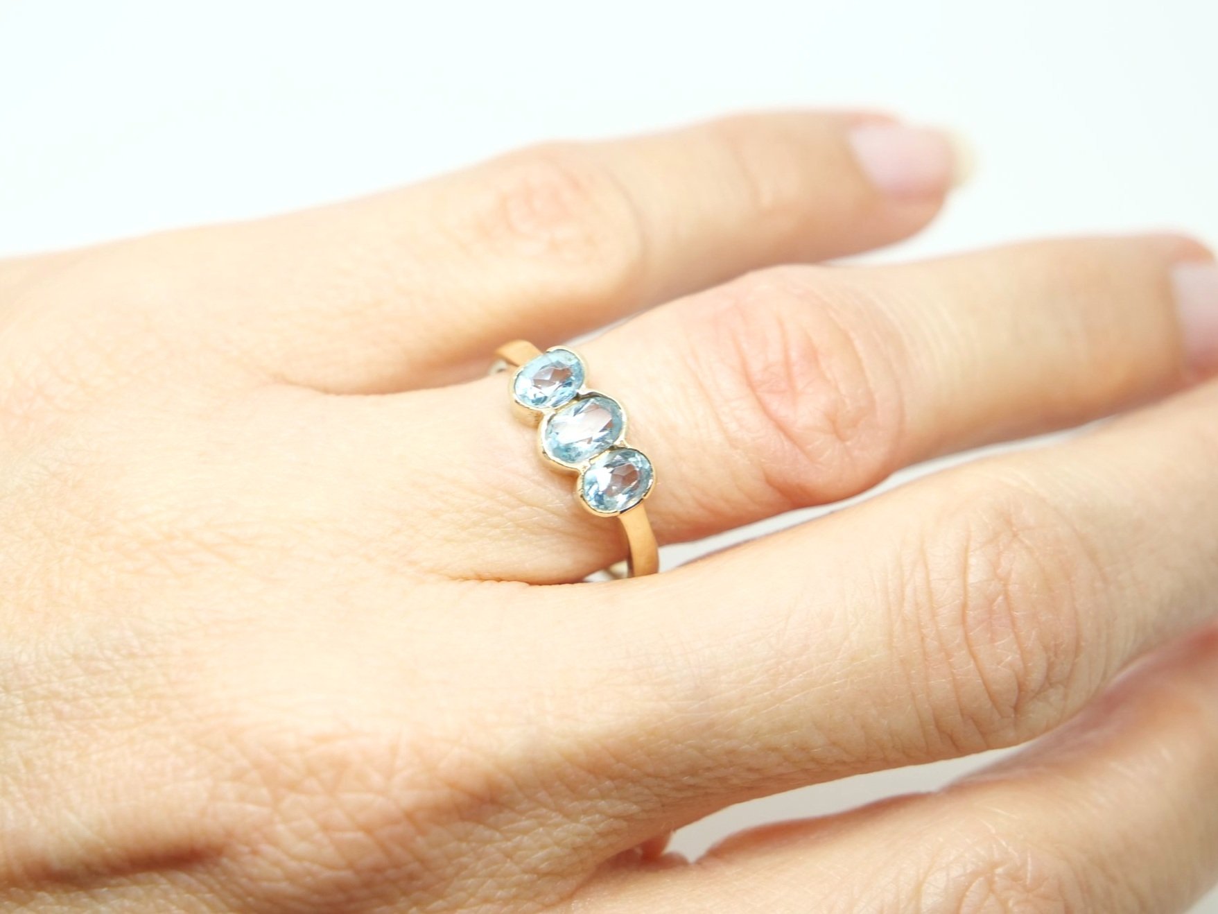 Very pretty 9ct gold aquamarine three stone ring, set with three oval cut aquamarines in this trilogy design.