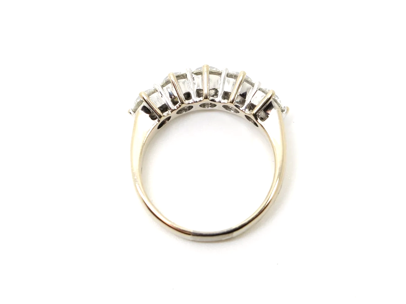 Stunning vintage 18ct gold diamond five stone ring, set with five slightly graduated brilliant cut diamonds with an approximate diamond weight of 2.38ct.