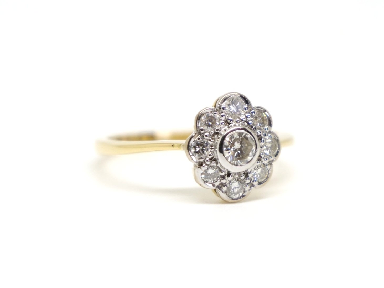 Very pretty 18ct gold vintage diamond daisy ring, set with approximately 0.4cts brilliant cut diamonds in this classic design.