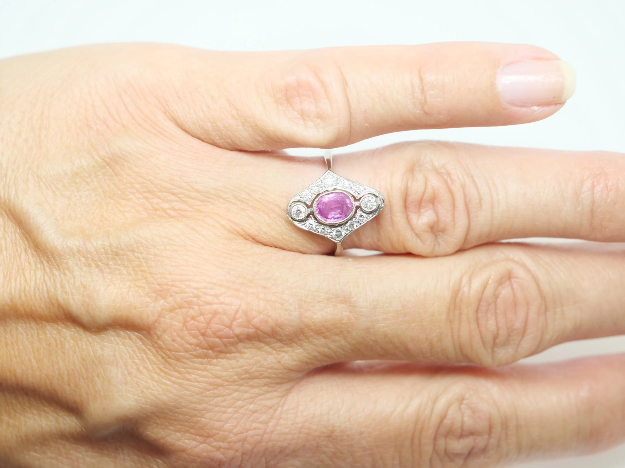 Beautiful 18ct gold pink sapphire and diamond ring, in an elegant Art Deco-style