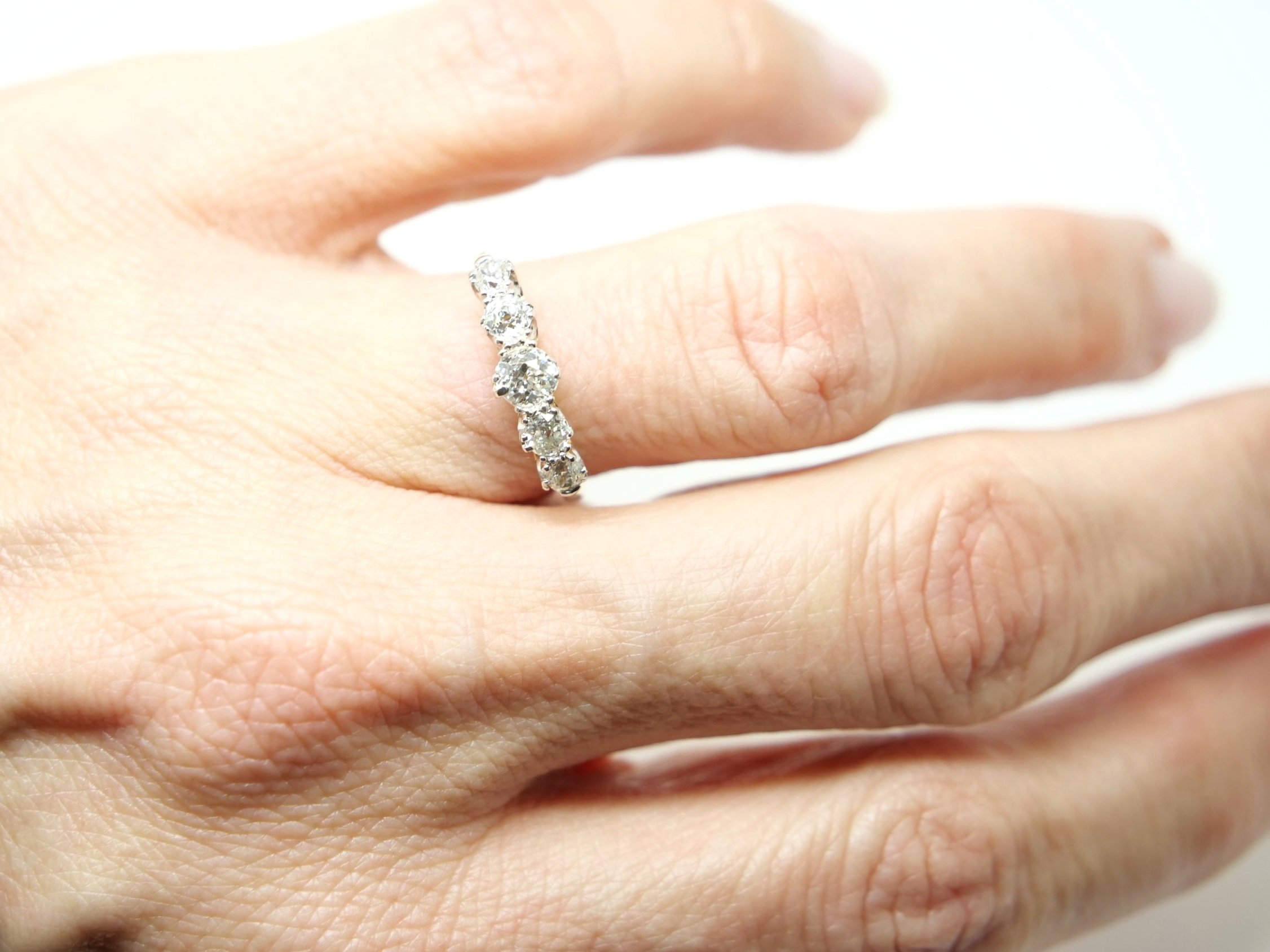 Lovely vintage 18ct gold old cut diamond five stone ring, set with five lovely clear old cut diamonds with an approximate weight of 0.7ct.
