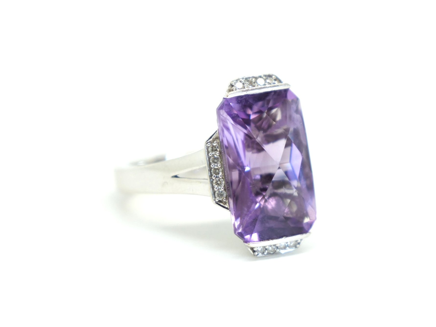 Stunning Art Deco style amethyst and diamond ring in heavy 9ct gold, set with a large amethyst and with diamonds to both dafe of ring and underneath.