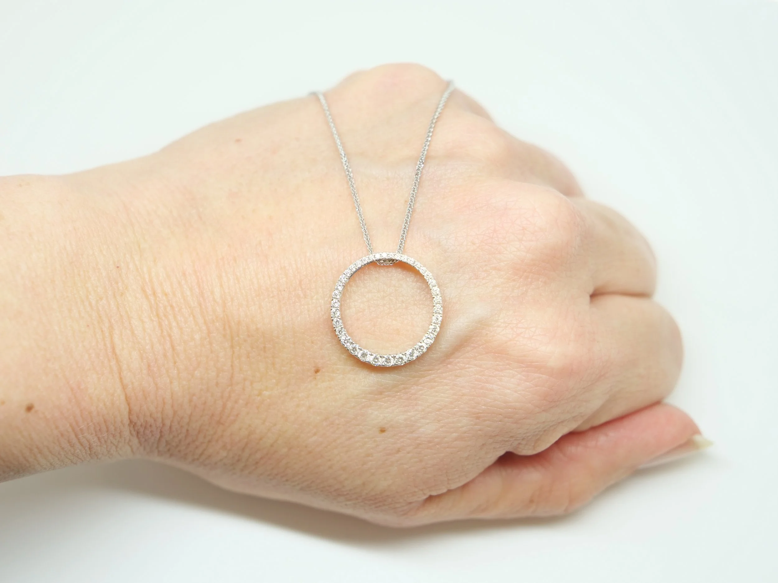 Beautiful quality 18ct gold diamond circle pendant, set with graduated diamonds in this lovely classic design. With 18ct gold chain.