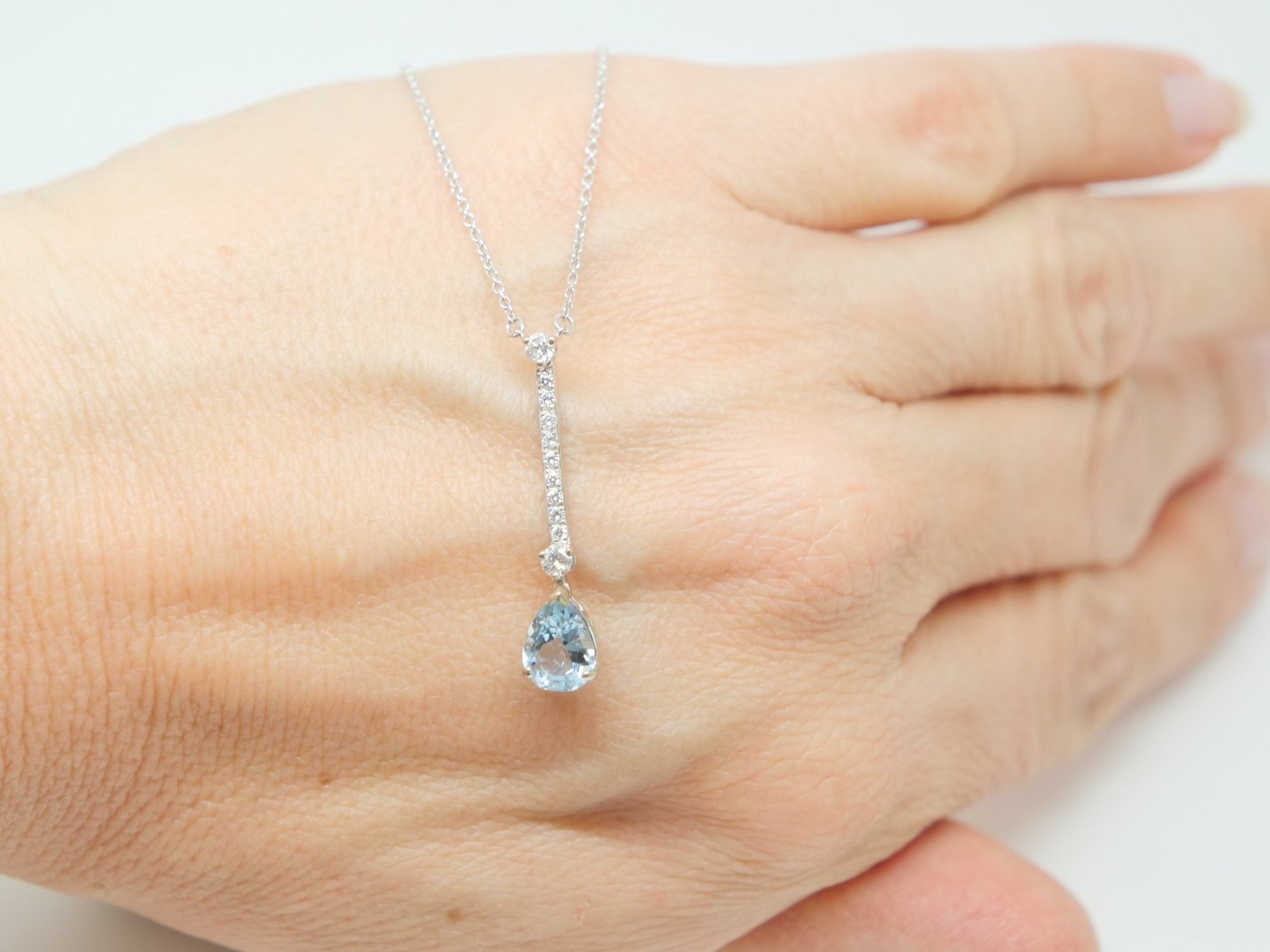Very pretty 18ct gold aquamarine and diamond necklace, set with a lovely pear cut aquamarine, with diamonds above.