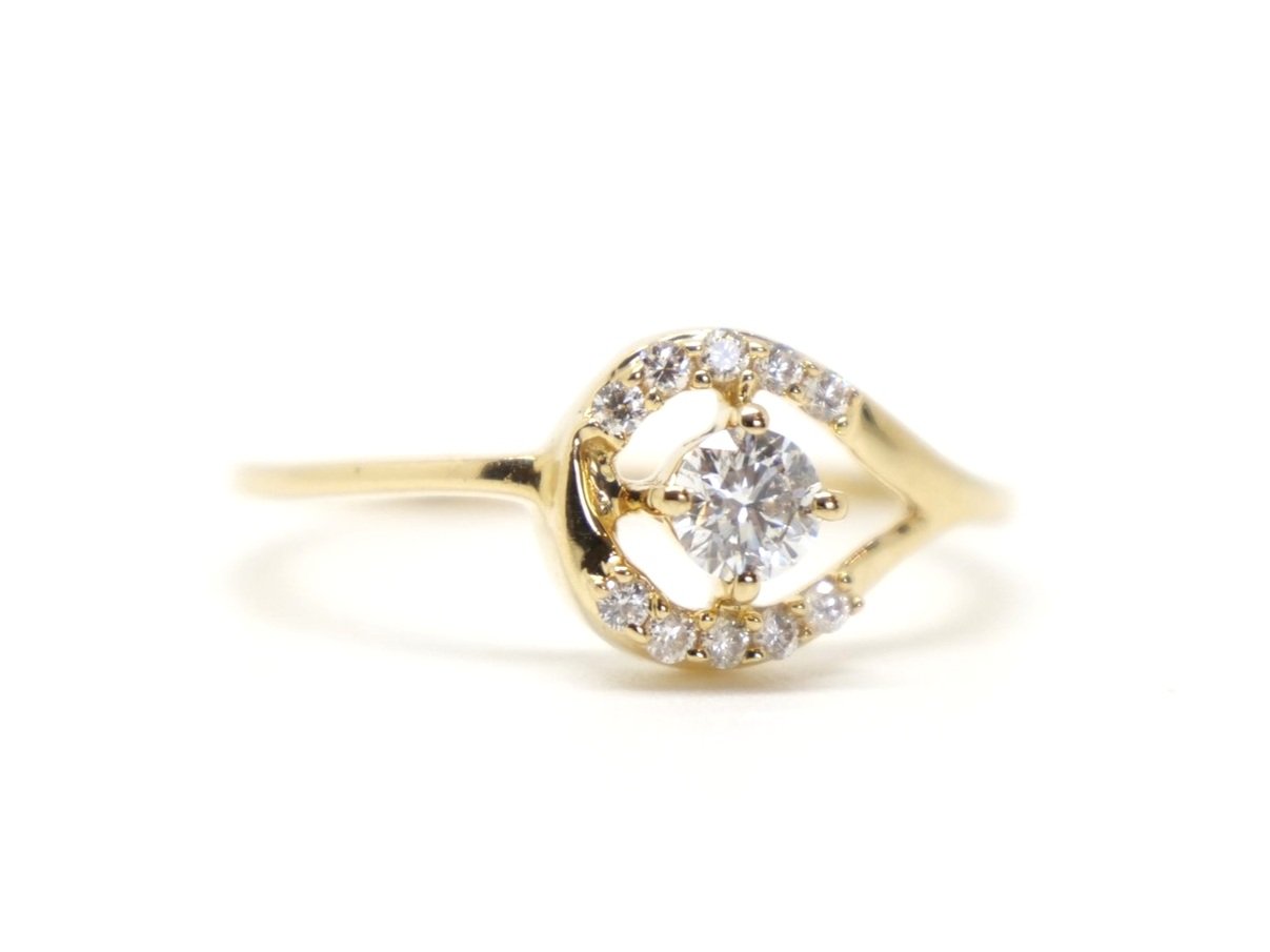 Unusual 18ct gold ring, set with a very sparkly central brilliant cut diamond, and with a diamond hoop design around.