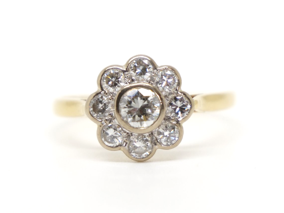 Very pretty vintage 18ct gold diamond daisy ring, set with approximately 1ct of brilliant cut diamonds in this lovely flower design.