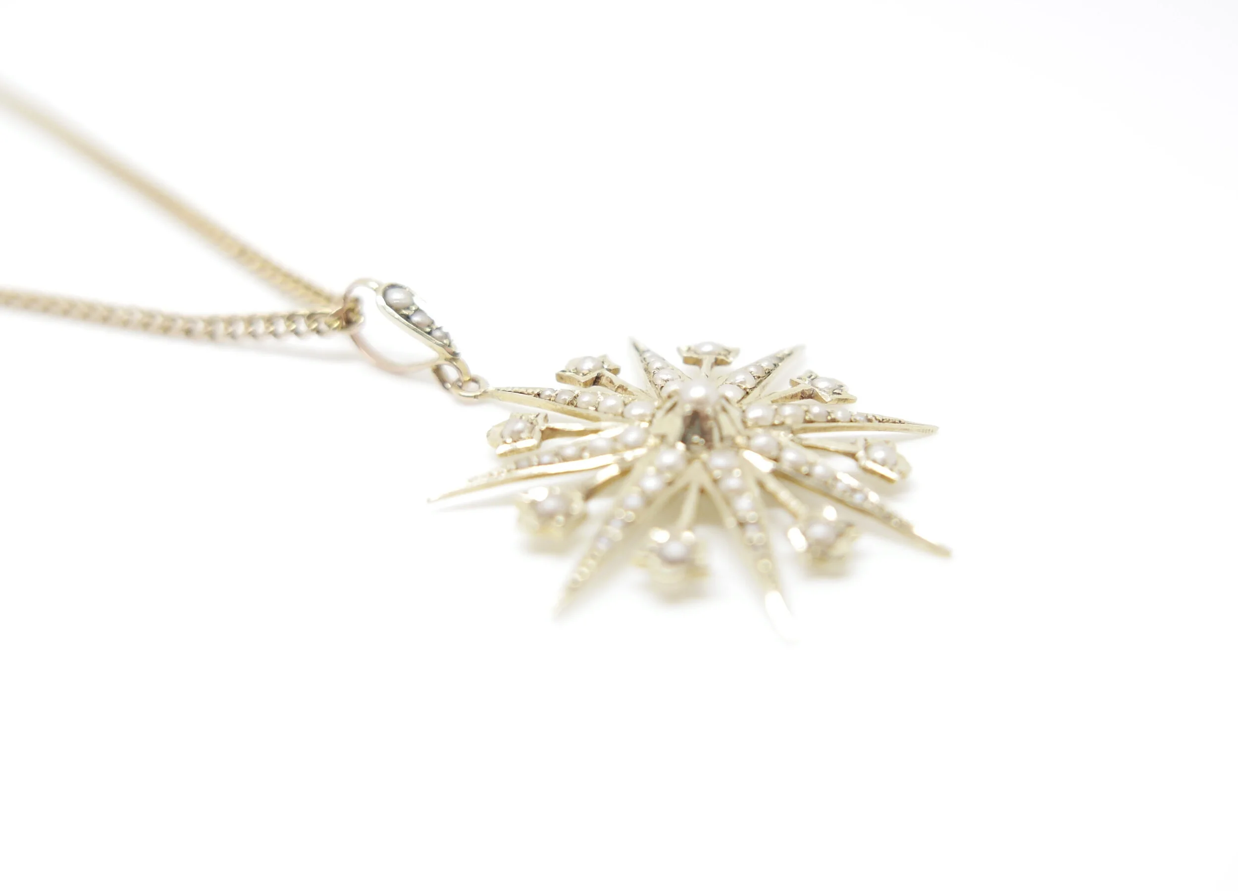 Fantastic 9ct gold star shaped Edwardian pendant, set with seed pearls. With 18 inch 9ct gold chain.