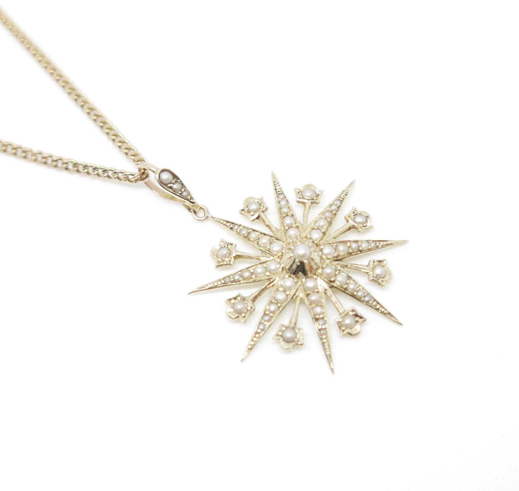 Fantastic 9ct gold star shaped Edwardian pendant, set with seed pearls. With 18 inch 9ct gold chain.