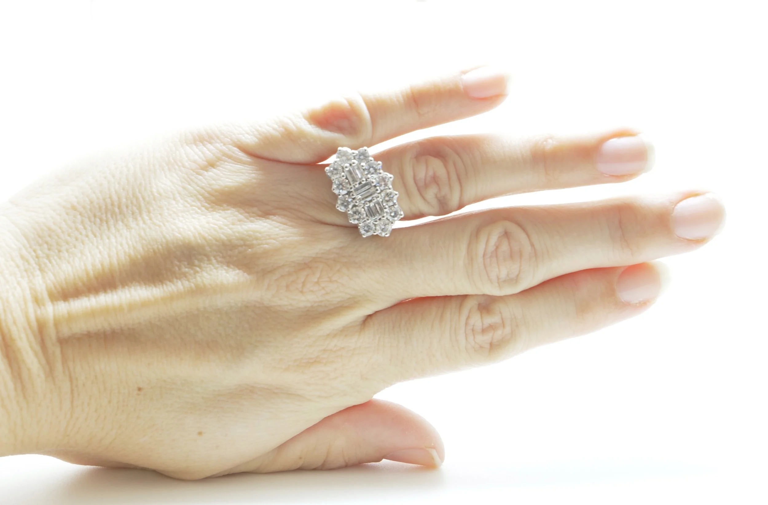 Diamond cluster ring set with baguette and brilliant cut diamonds of 2.58cts. The centre design consists of six baguette diamonds, surrounded by twelve brilliant cut diamonds.