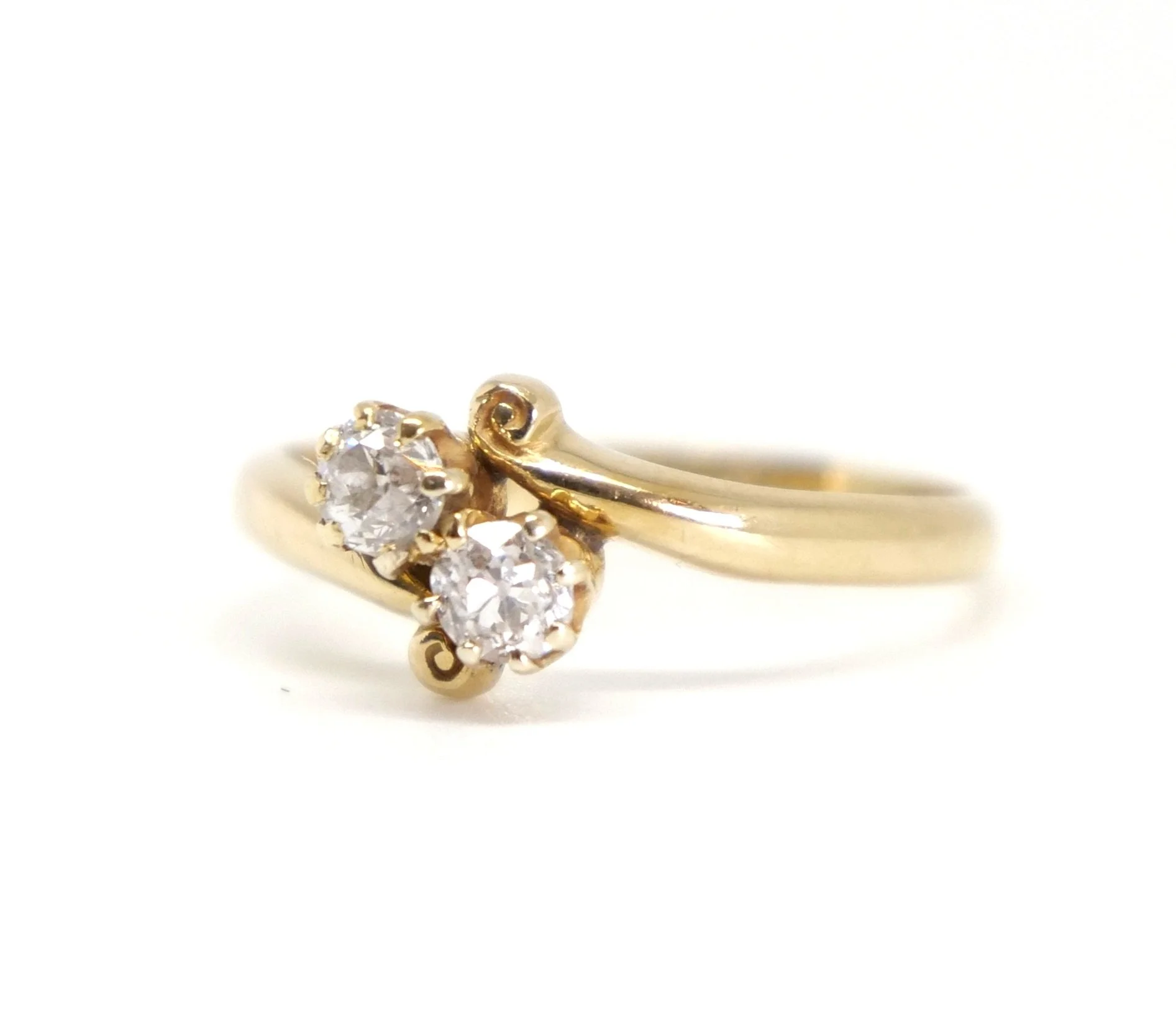 Exquisite vintage ring, set with two old cut diamonds in this lovely toi et moi design. Very sparkly diamonds that really catch the light. All set in 18ct gold.