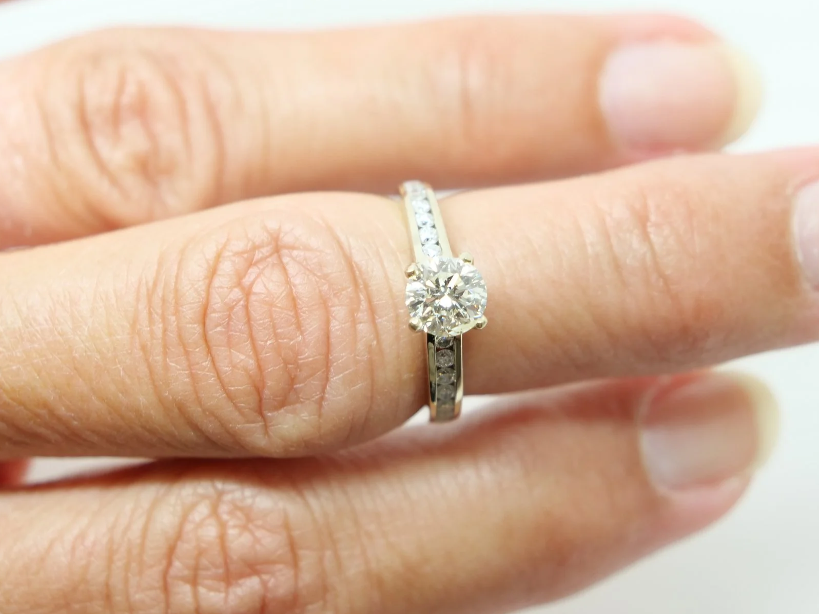 Very pretty contemporary 18ct gold 1ct diamond solitaire ring with diamond shoulders.