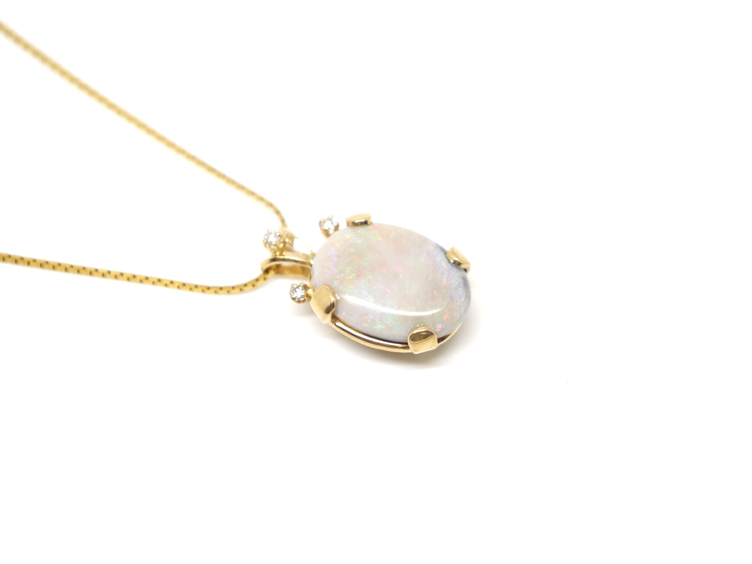 Lovely vintage pendant and chain, set with a large 6ct opal with lots of pink fire! Three small brilliant cut diamonds to the top, all set in 14ct gold with 14ct gold 18” chain.