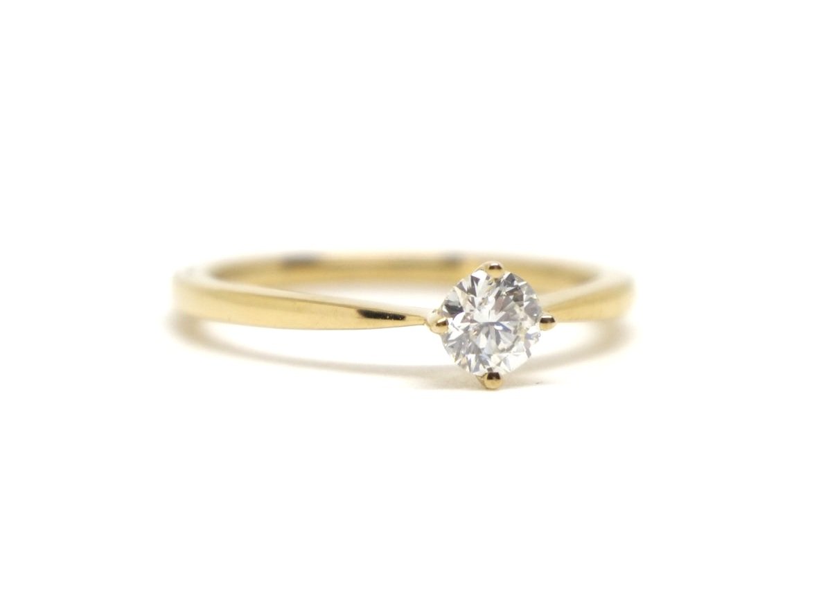 Classic vintage diamond solitaire ring, set with a central brilliant cut diamond measuring approximately 0.44cts. Simple gold band in 9ct gold.
