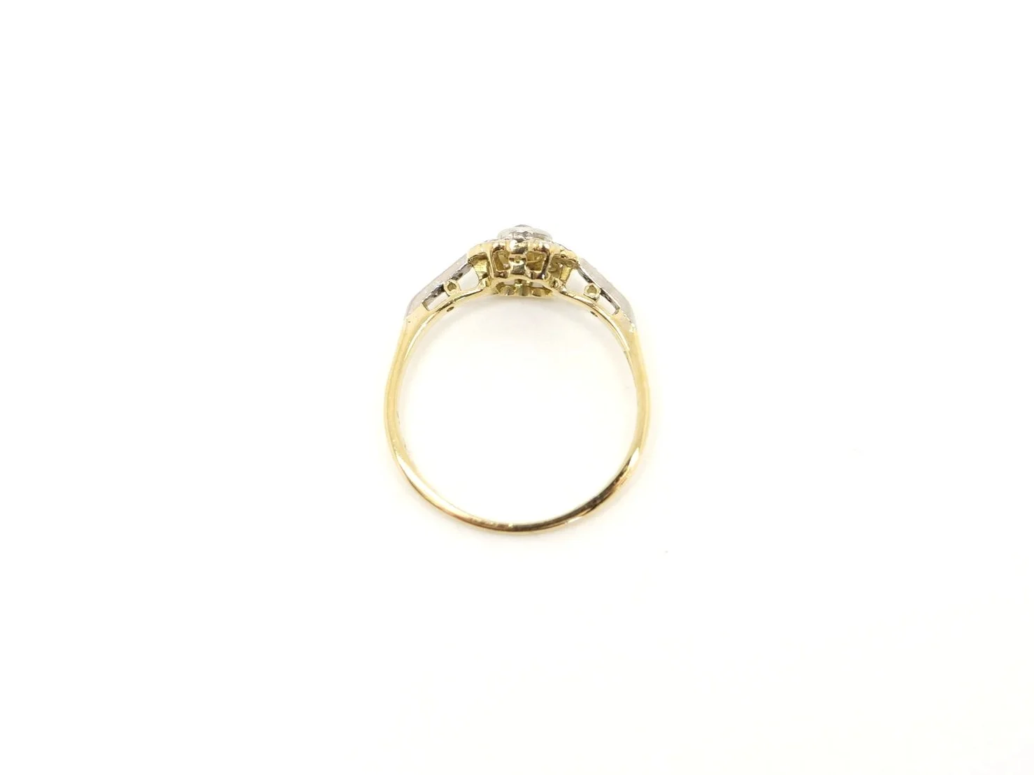 Very pretty Art Deco ring in 18ct gold and platinum, with a central diamond daisy design and diamonds to each shoulder.
