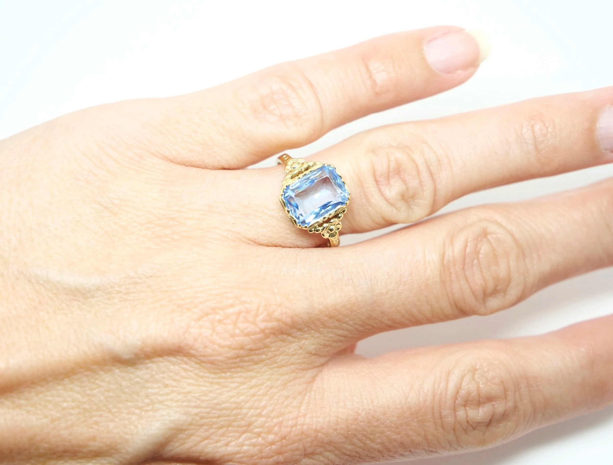Vintage Emerald Cut Blue Topaz Ring in 14ct Gold — Antique