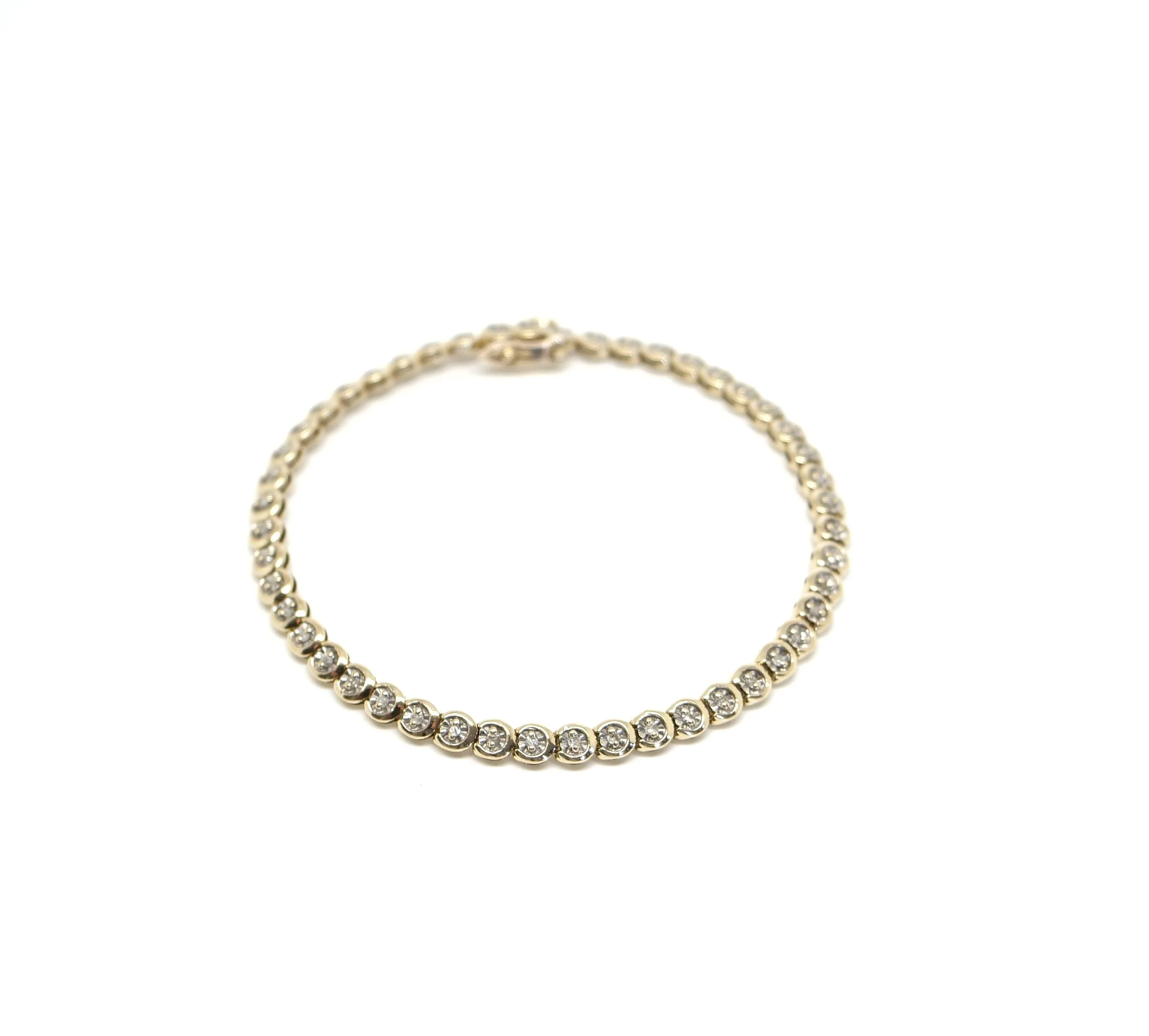 Very pretty 9ct gold diamond tennis bracelet, with each round link set with a small diamond. Total diamond weight 0.5cts.