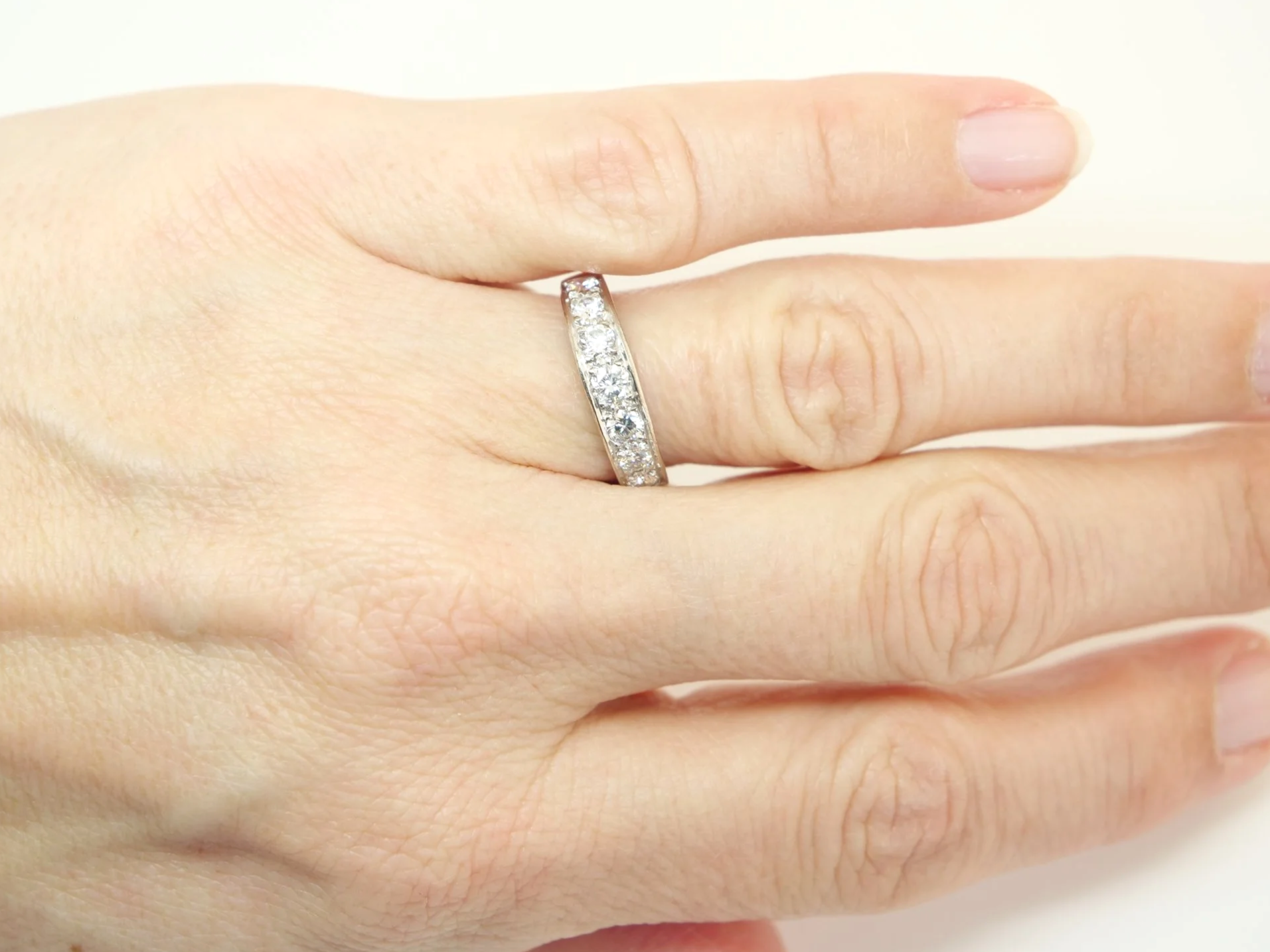 Beautiful vintage 18ct gold diamond half eternity ring, set with seven lovely diamonds with an approximate total weight of 0.75ct.