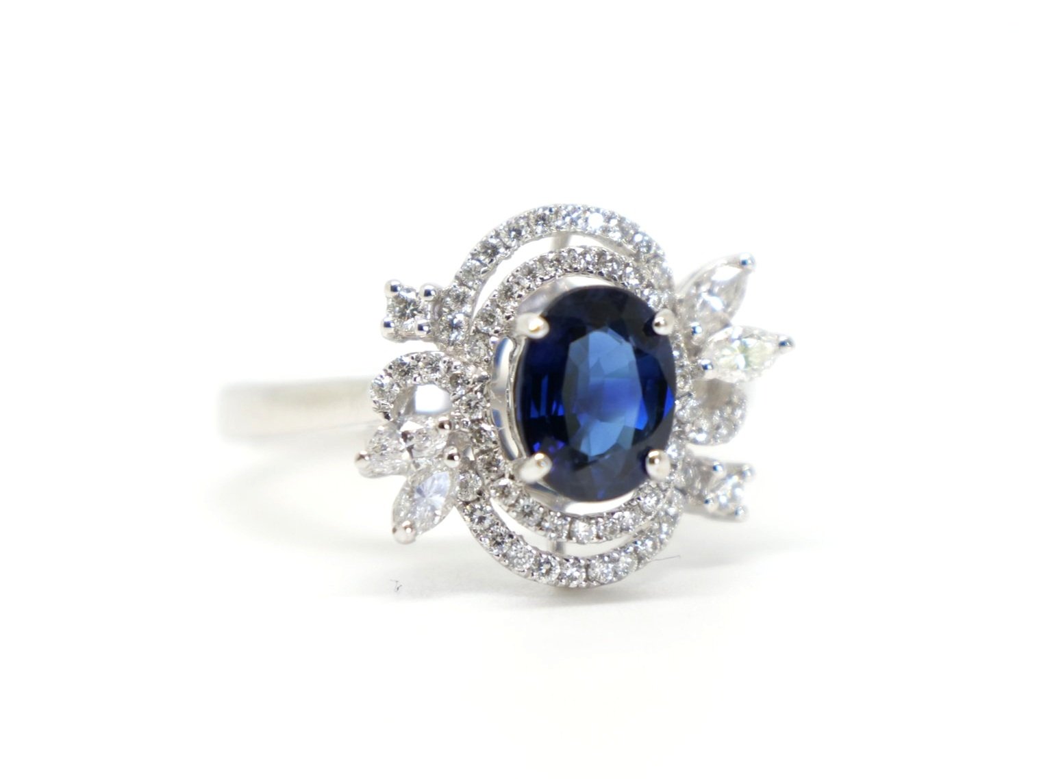 18ct gold vintage sapphire and diamond statement ring, set with a beautiful blue central sapphire of approximately 1.5 carats. A double halo surround